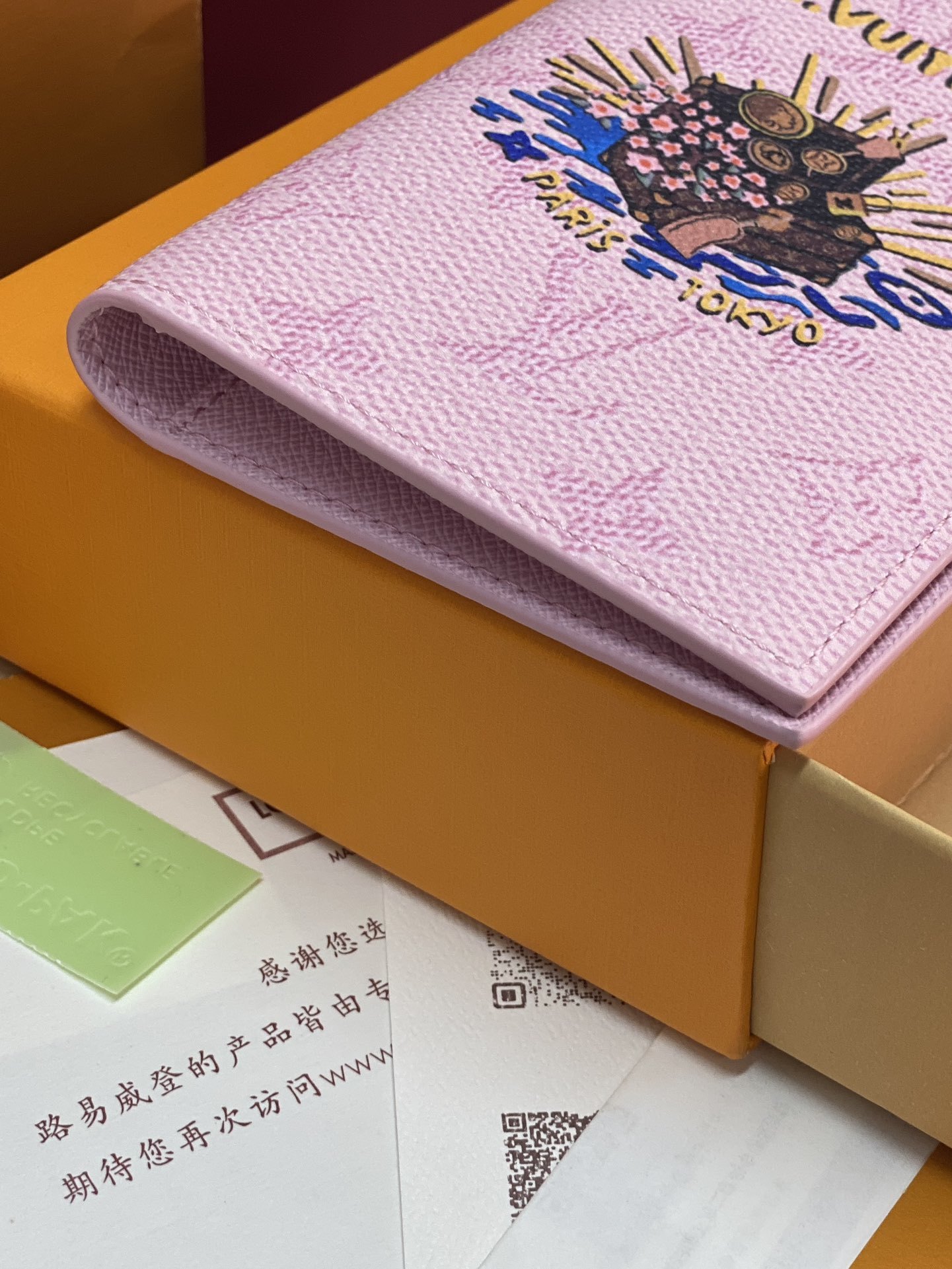 M25967 硬箱粉!護照封套!這款護照封套以彩色Monogram帆布製造,綴以活潑的印花圖案。這款實用