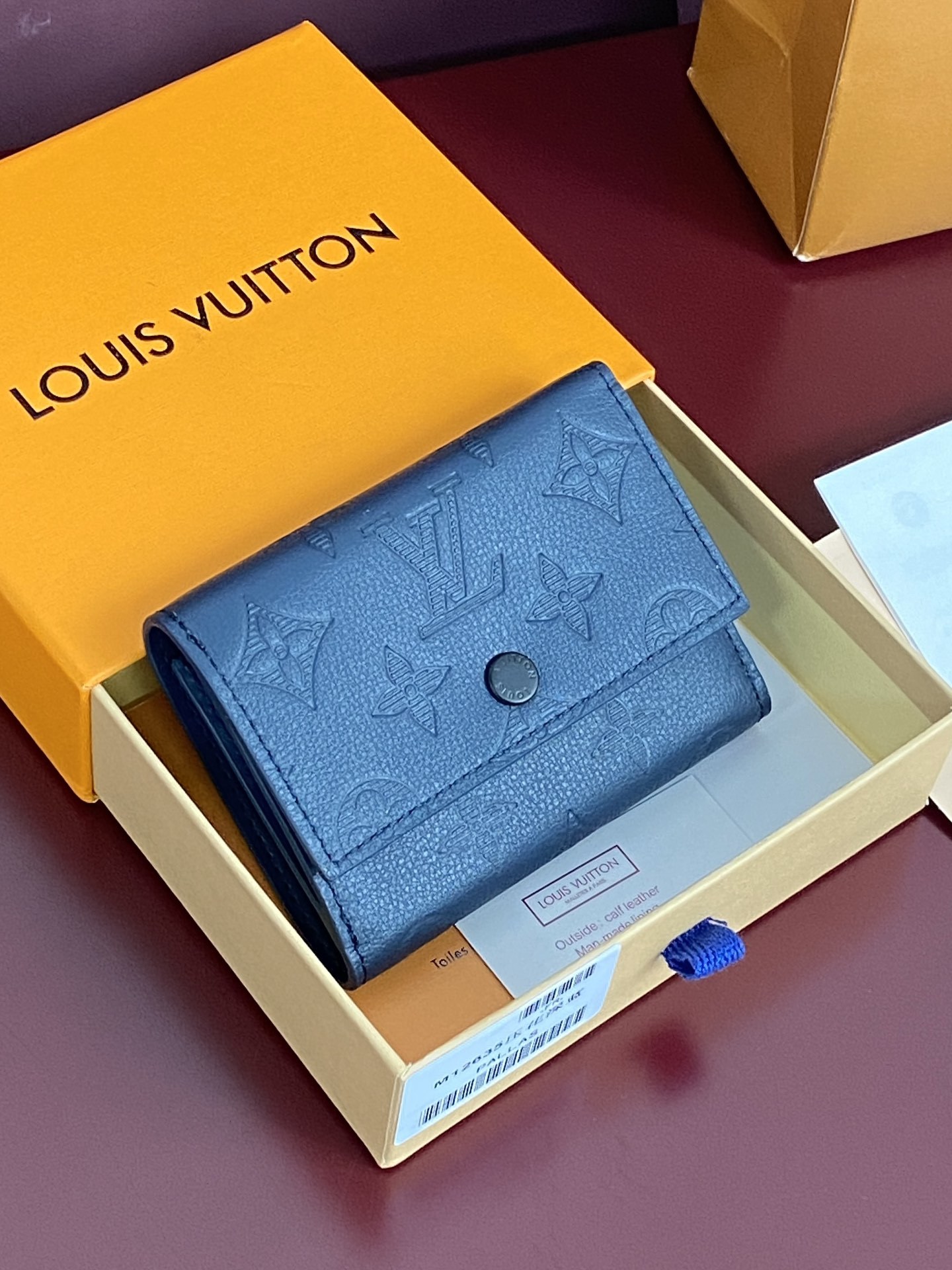 M12635 新压花深蓝!Victor 錢包、這款小巧的Victor錢包以Monogram Shadow