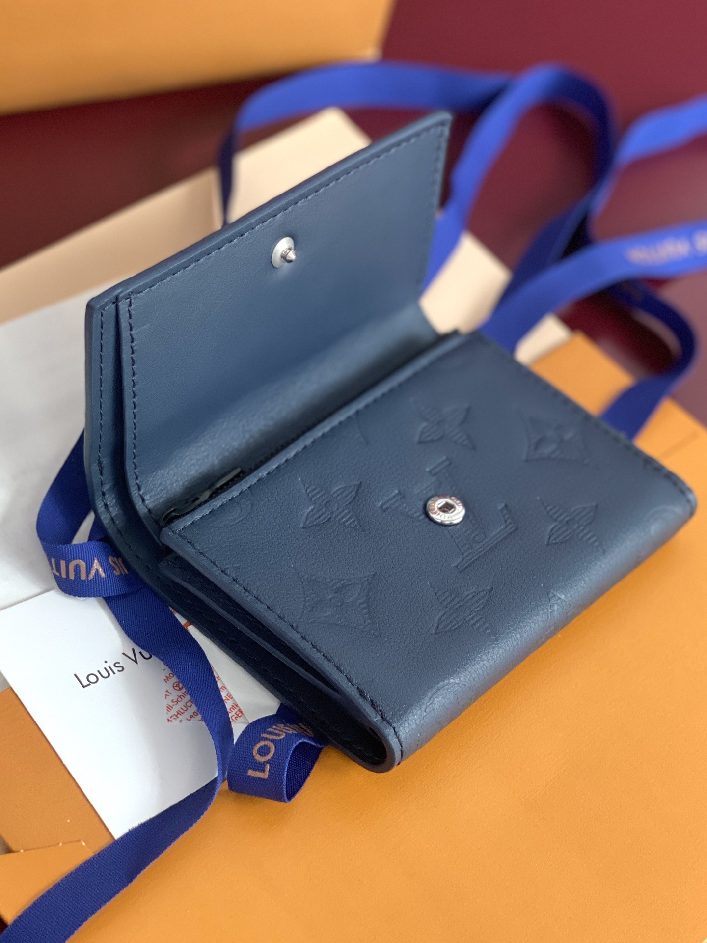 M12635 新压花深蓝!Victor 錢包、這款小巧的Victor錢包以Monogram Shadow