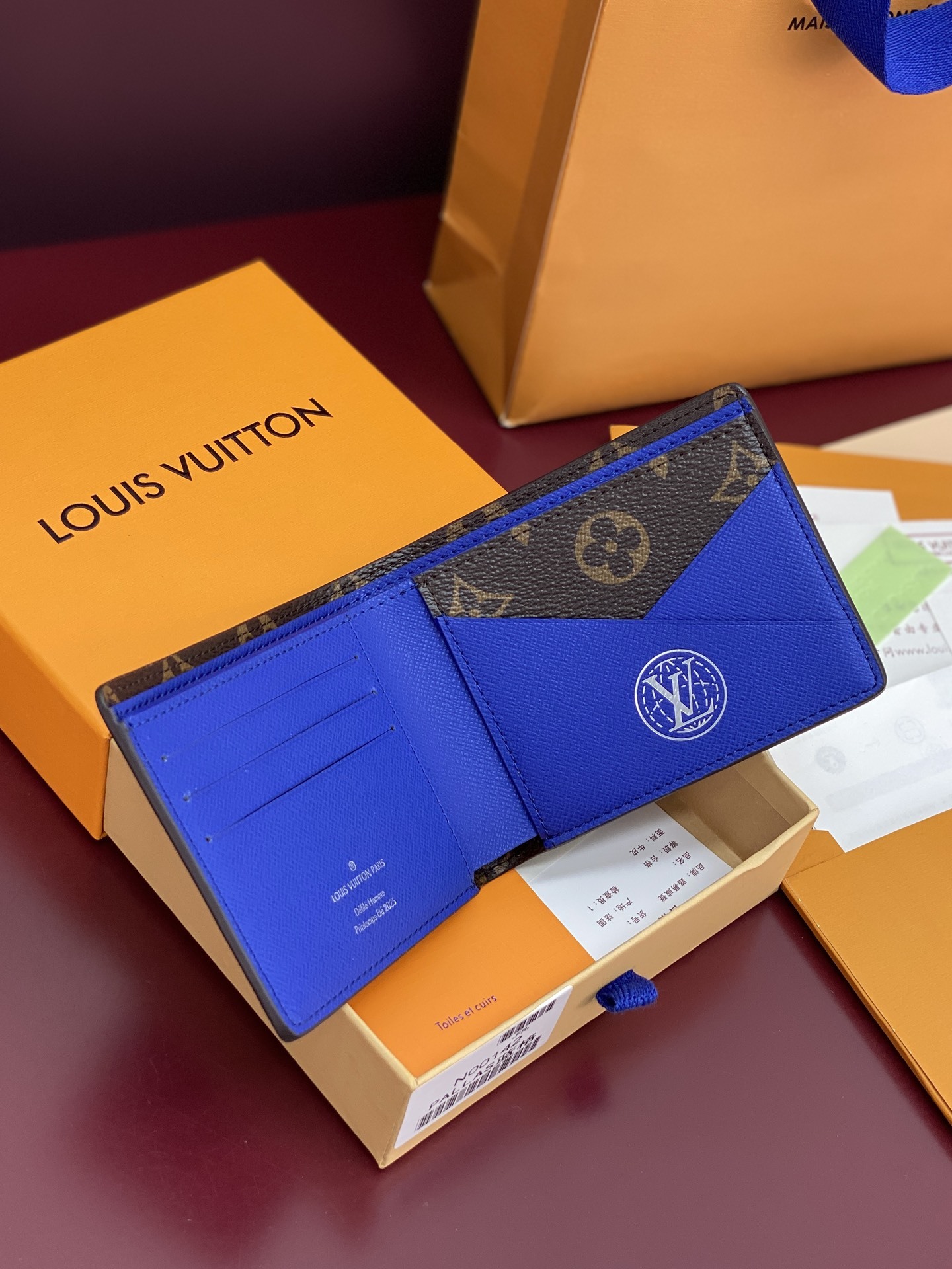 N00142 蓝格 短夹!这款Multiple 钱包采用 Monogram 牛仔帆布制造,LVers D