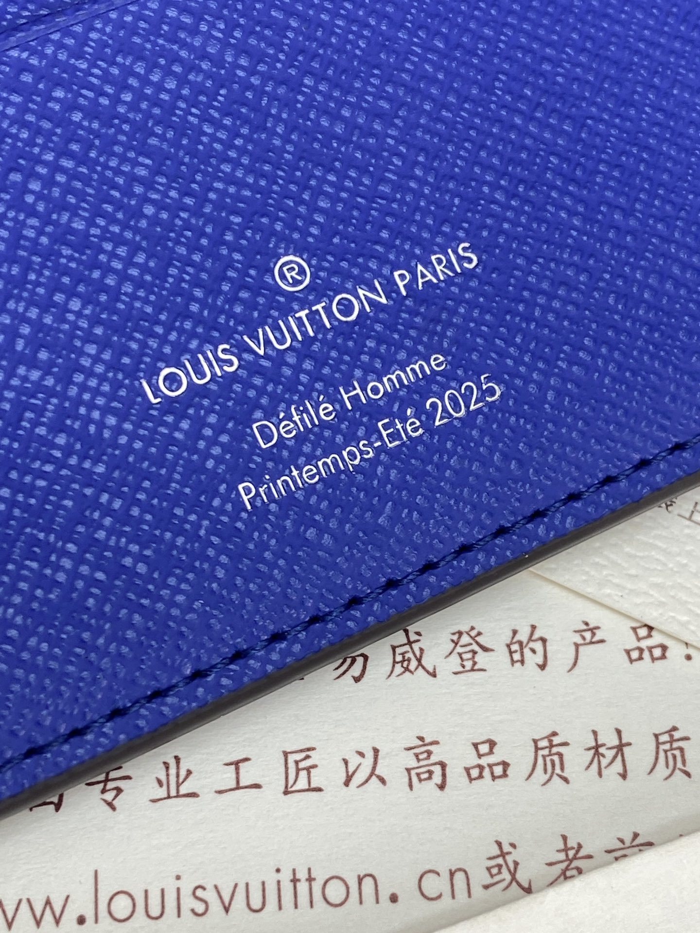 N00142 蓝格 短夹!这款Multiple 钱包采用 Monogram 牛仔帆布制造,LVers D