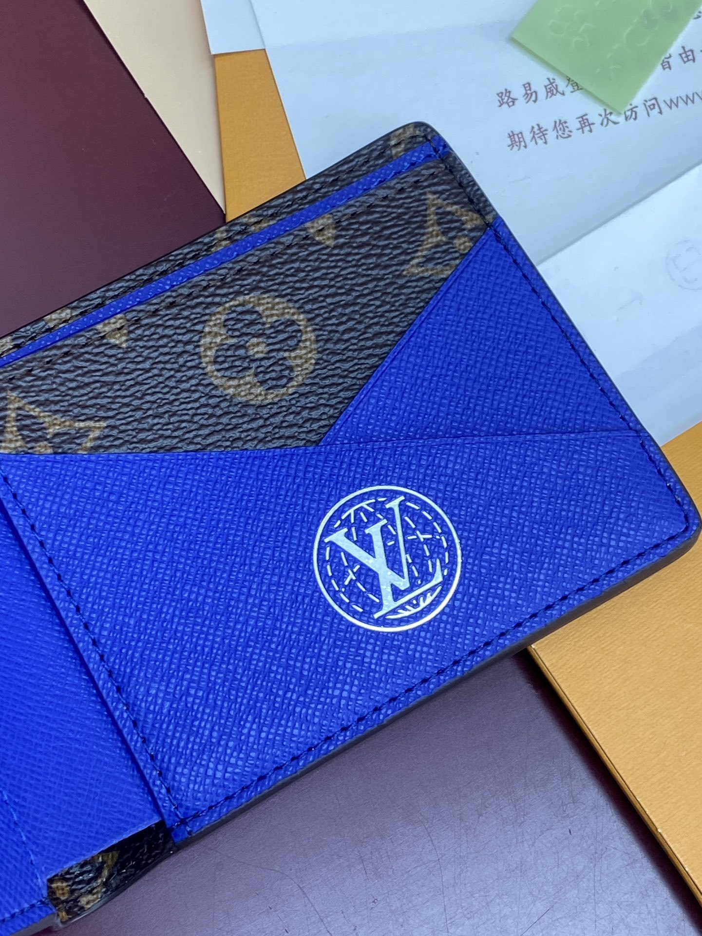 N00142 蓝格 短夹!这款Multiple 钱包采用 Monogram 牛仔帆布制造,LVers D