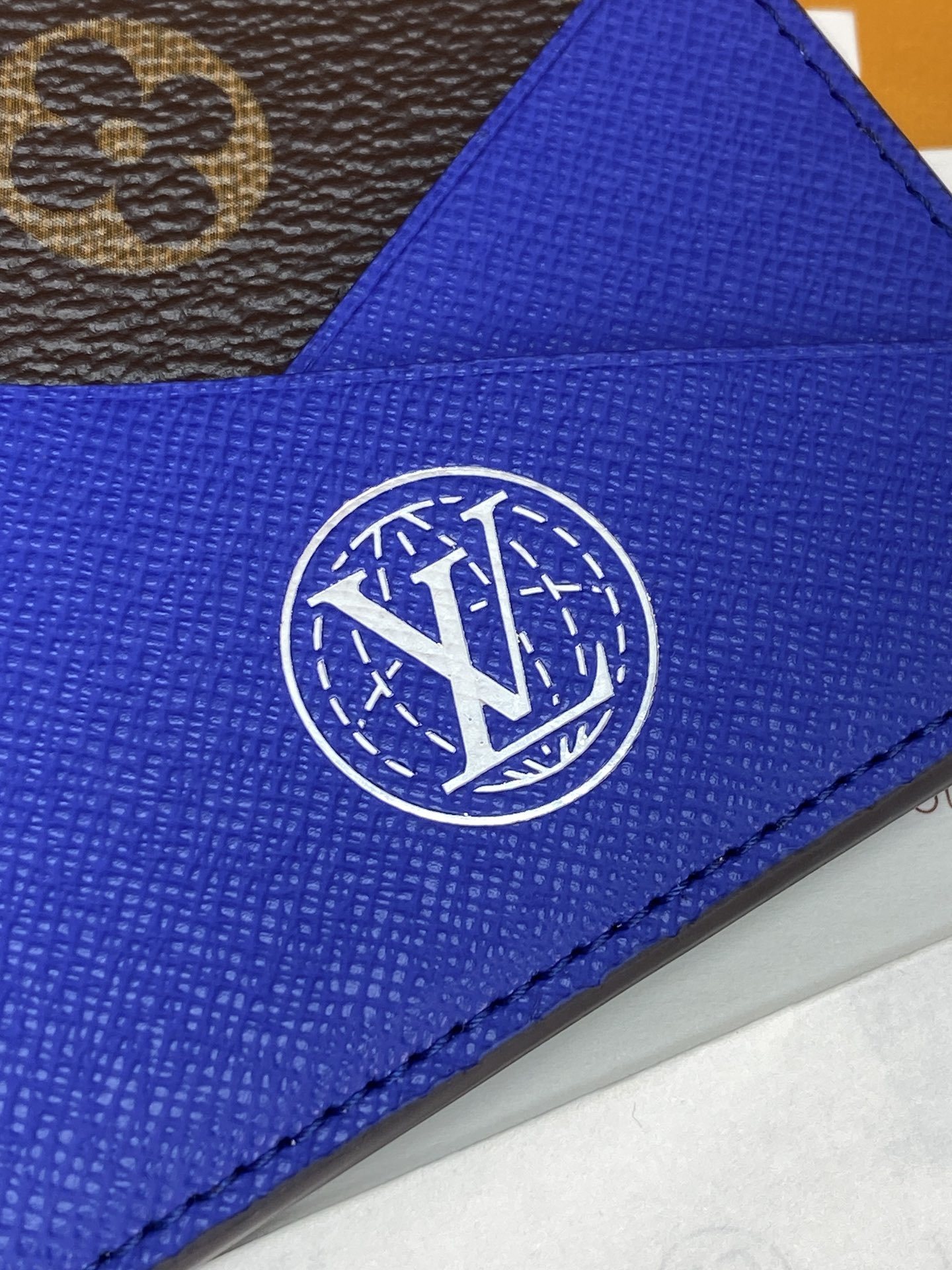 N00142 蓝格 短夹!这款Multiple 钱包采用 Monogram 牛仔帆布制造,LVers D