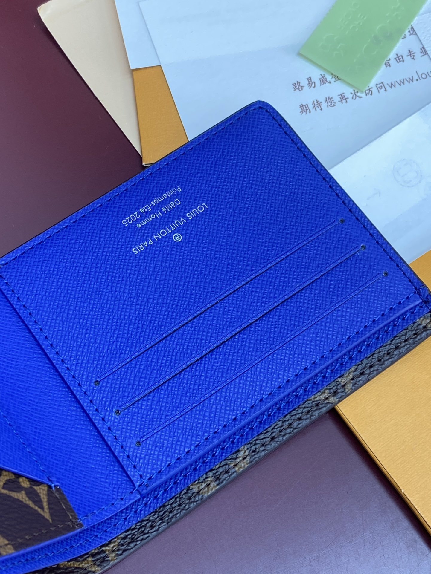 N00142 蓝格 短夹!这款Multiple 钱包采用 Monogram 牛仔帆布制造,LVers D
