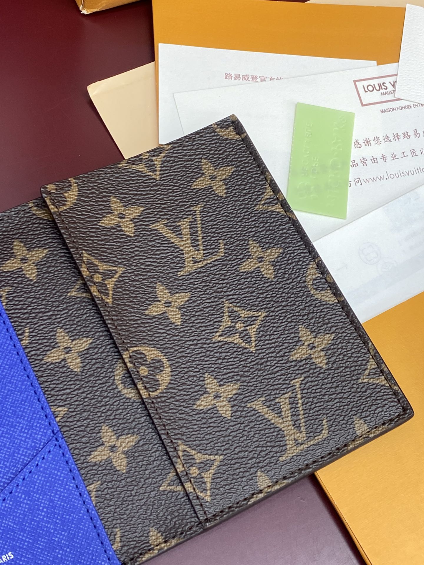 N00168 蓝格 护照夹！這款品牌經典護照封套以Damier Heritage塗層帆布製作，並配以標誌