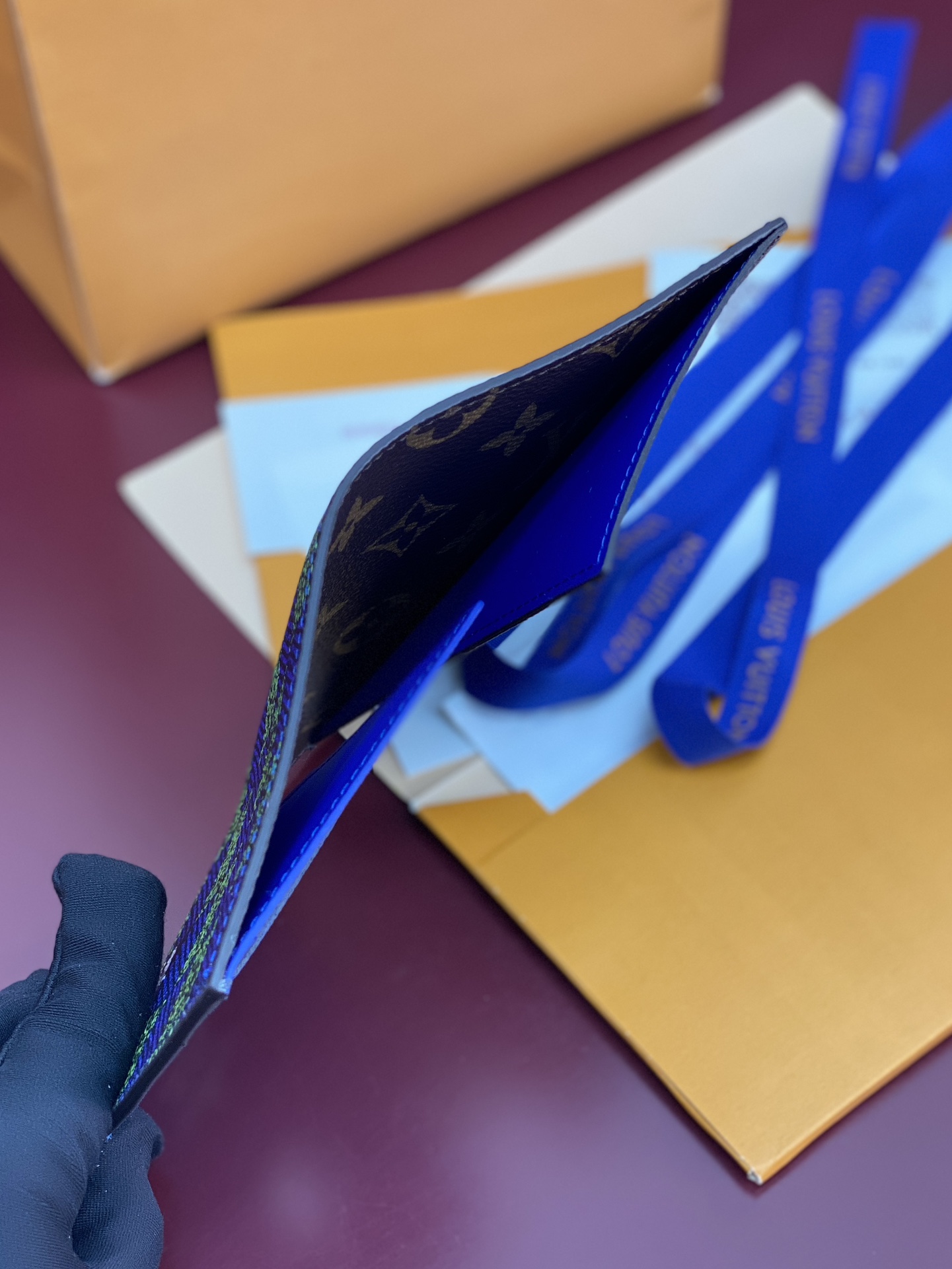 N00168 蓝格 护照夹！這款品牌經典護照封套以Damier Heritage塗層帆布製作，並配以標誌