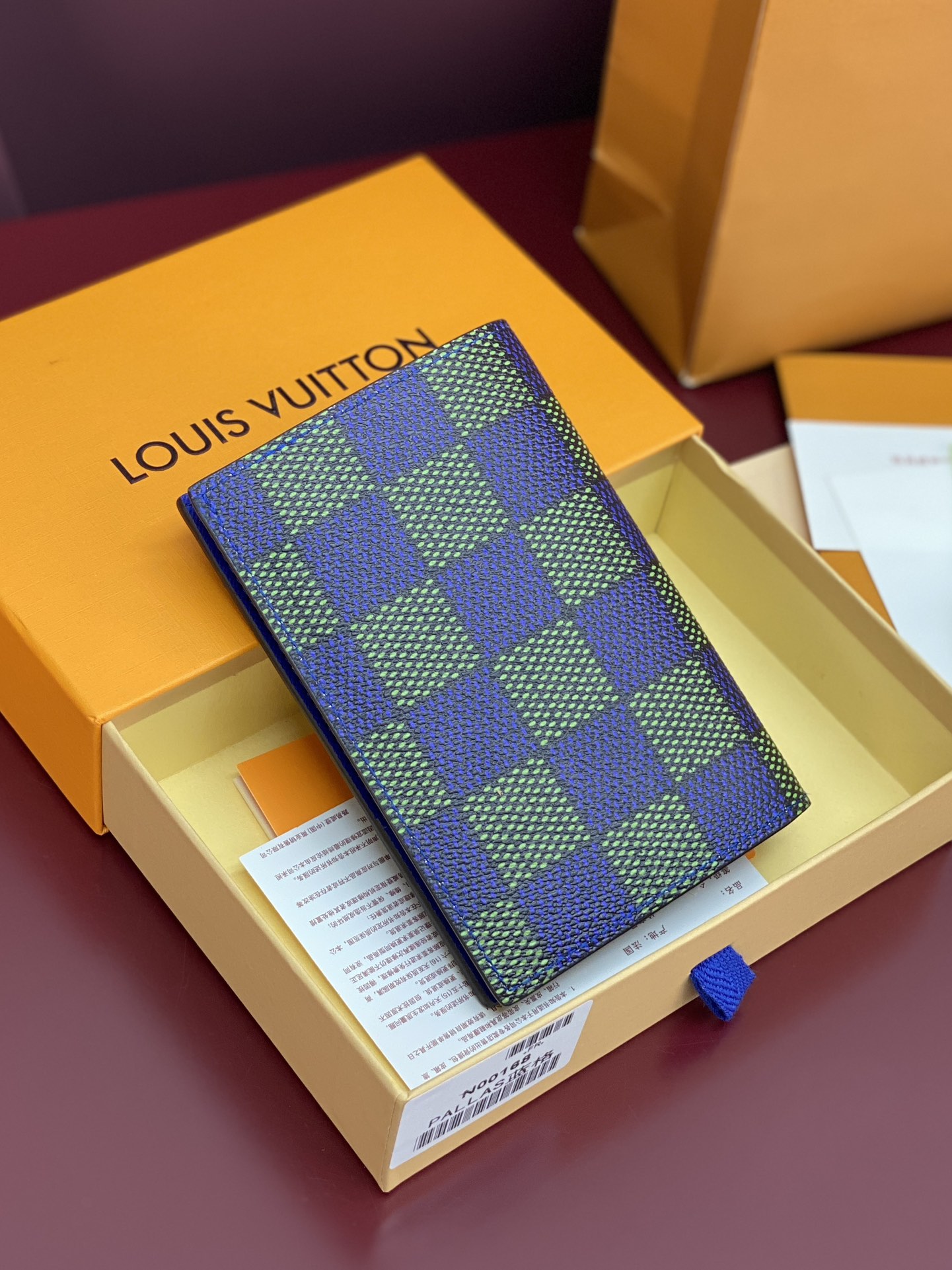 N00168 蓝格 护照夹！這款品牌經典護照封套以Damier Heritage塗層帆布製作，並配以標誌