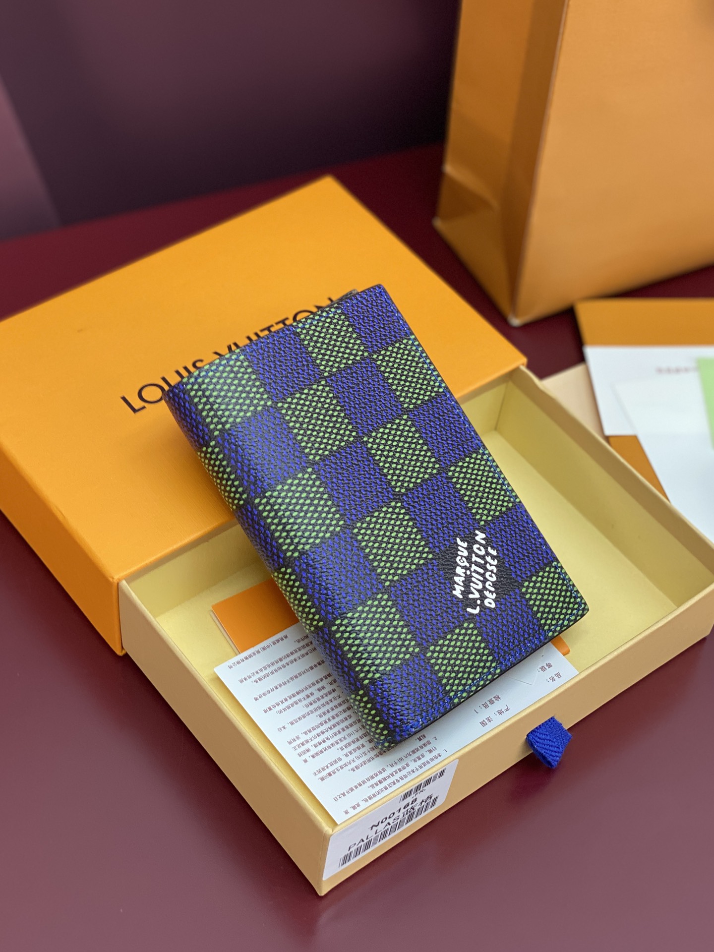 N00168 蓝格 护照夹！這款品牌經典護照封套以Damier Heritage塗層帆布製作，並配以標誌