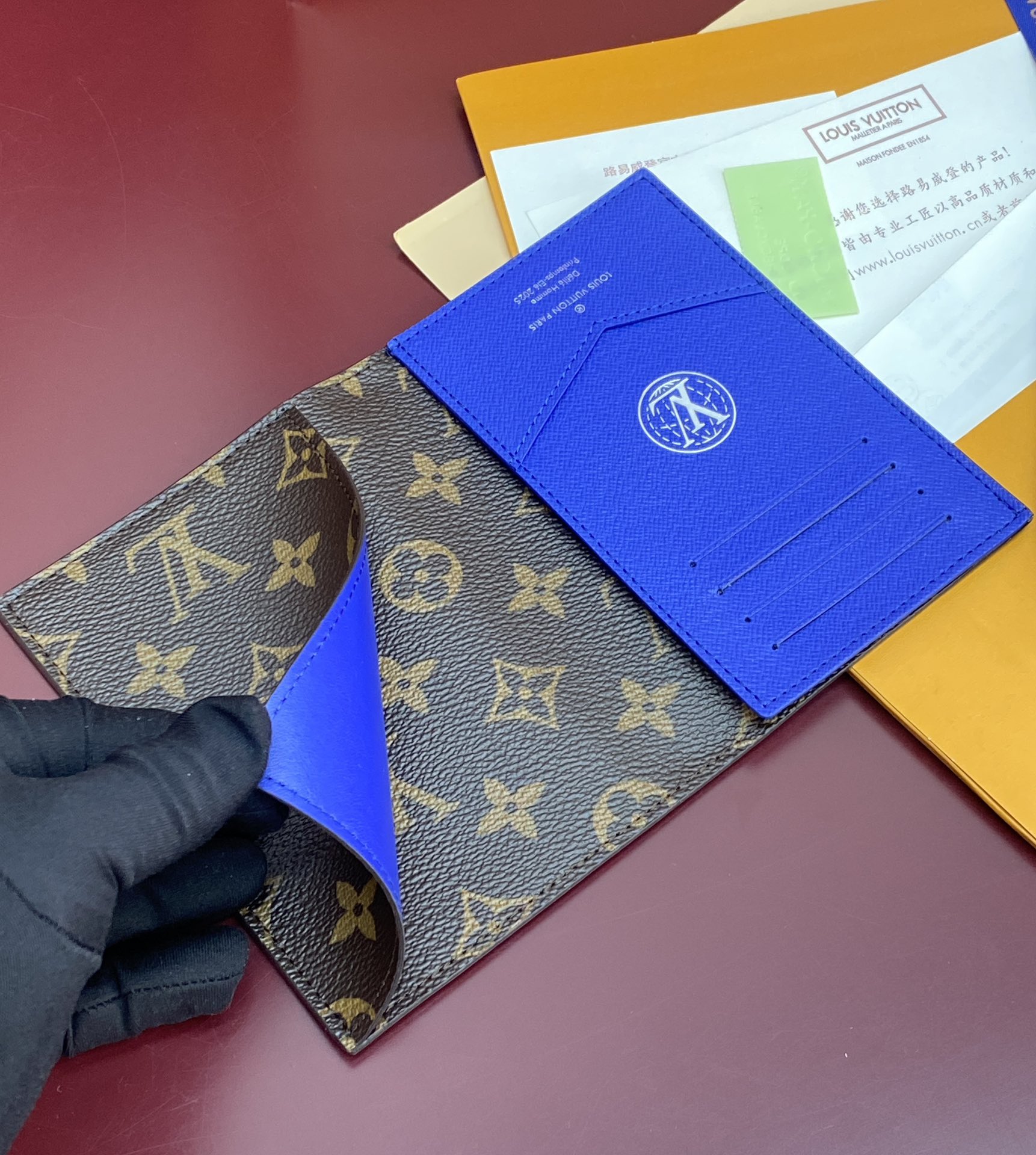 N00168 蓝格 护照夹！這款品牌經典護照封套以Damier Heritage塗層帆布製作，並配以標誌