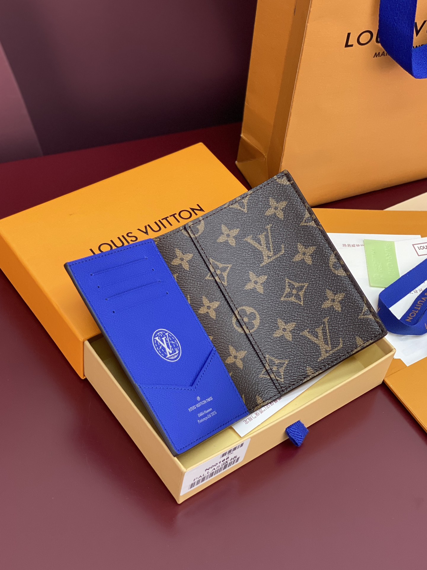 N00168 蓝格 护照夹！這款品牌經典護照封套以Damier Heritage塗層帆布製作，並配以標誌