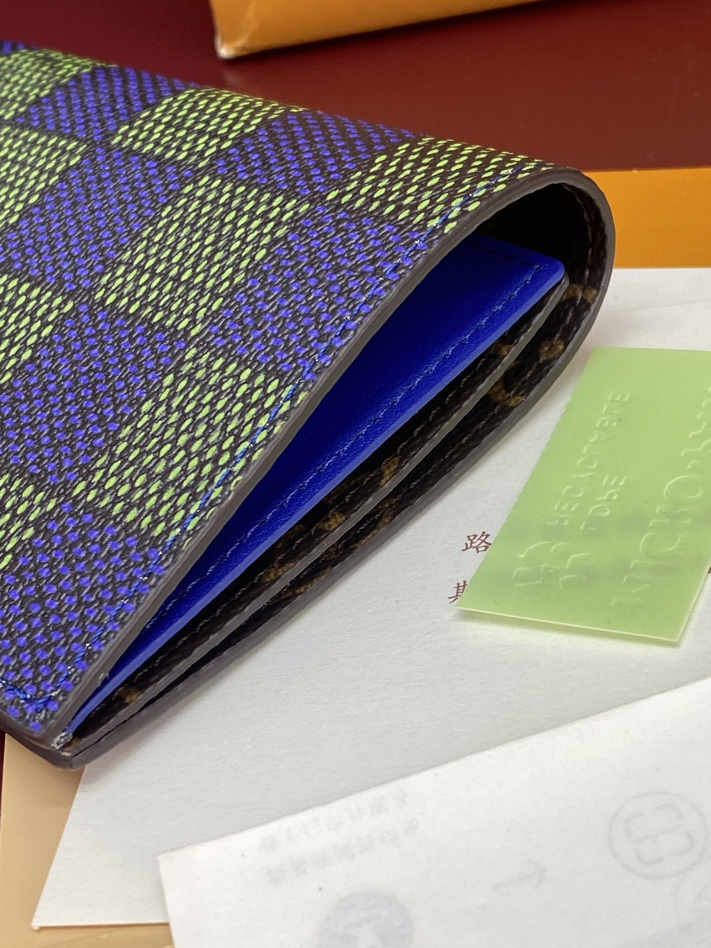 N00168 蓝格 护照夹！這款品牌經典護照封套以Damier Heritage塗層帆布製作，並配以標誌