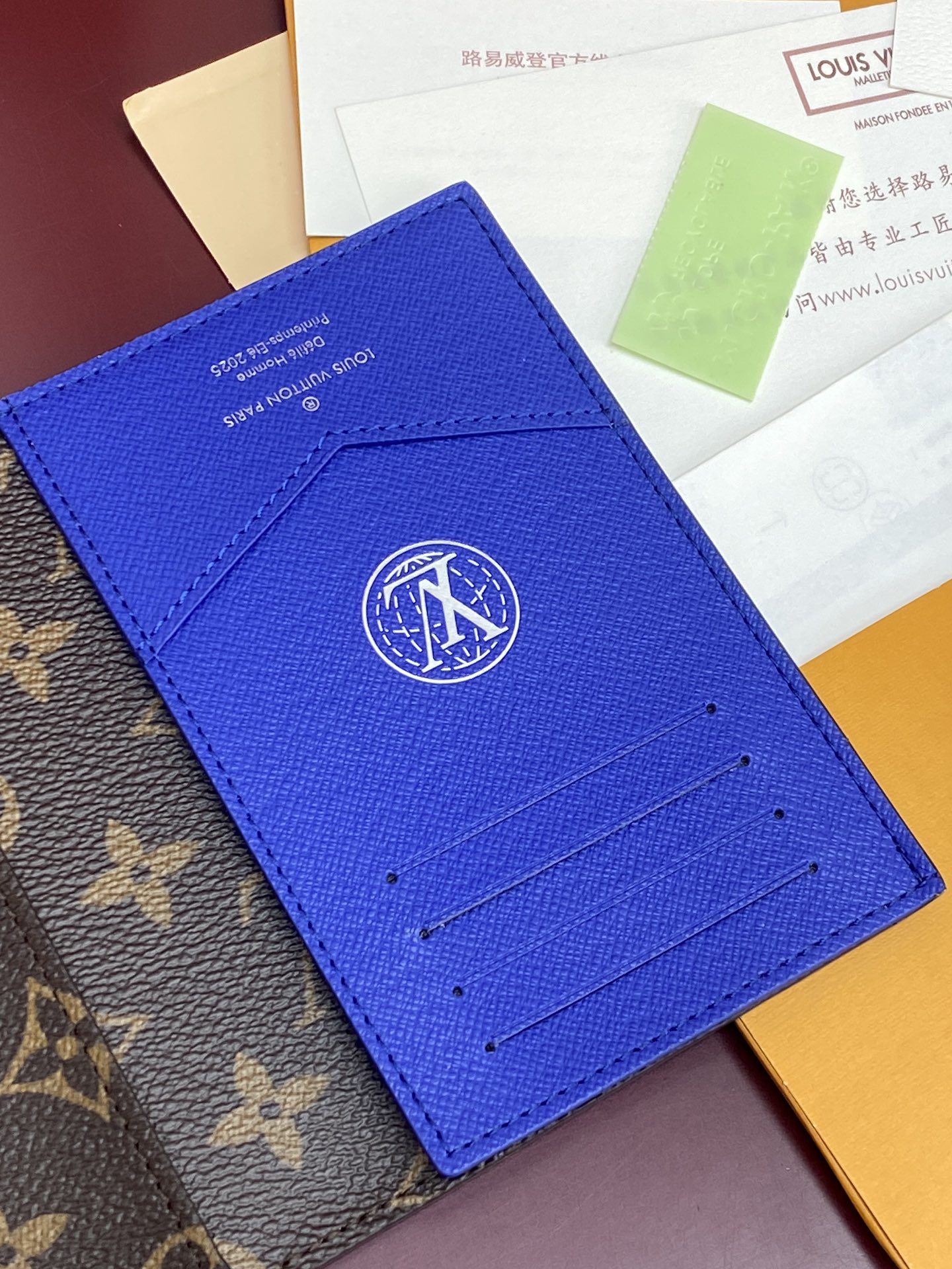 N00168 蓝格 护照夹！這款品牌經典護照封套以Damier Heritage塗層帆布製作，並配以標誌