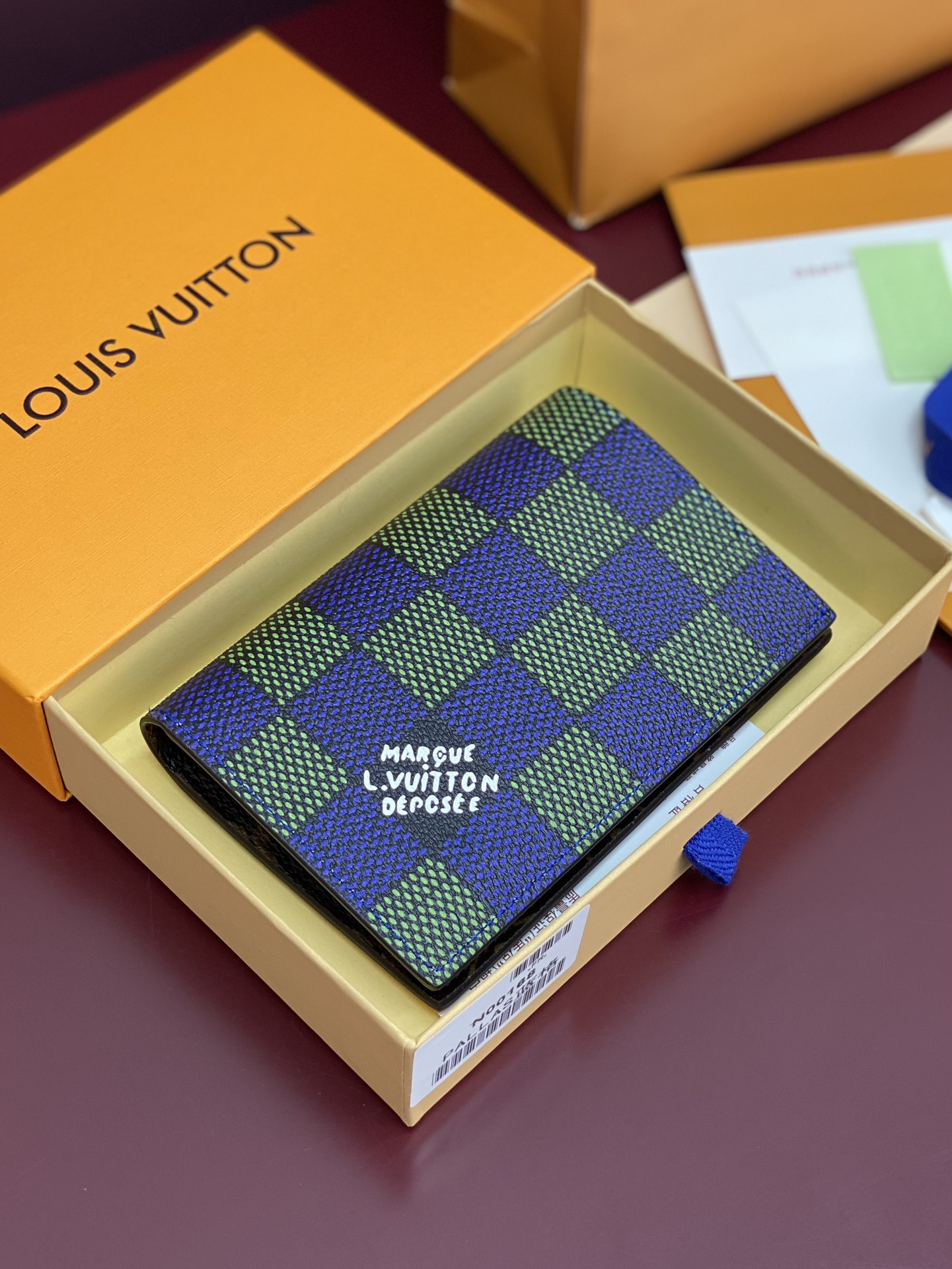 N00168 蓝格 护照夹！這款品牌經典護照封套以Damier Heritage塗層帆布製作，並配以標誌
