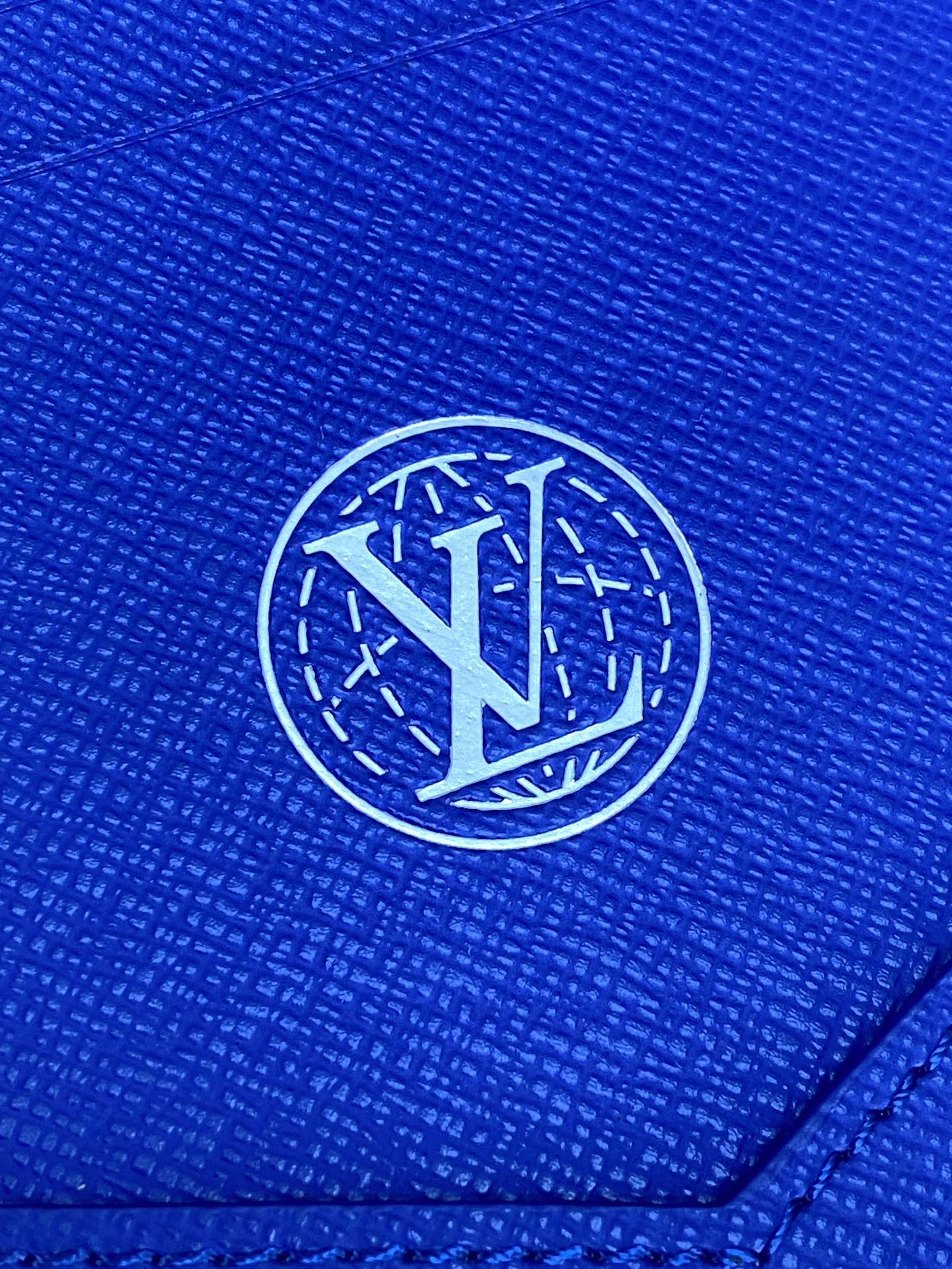 N00168 蓝格 护照夹！這款品牌經典護照封套以Damier Heritage塗層帆布製作，並配以標誌