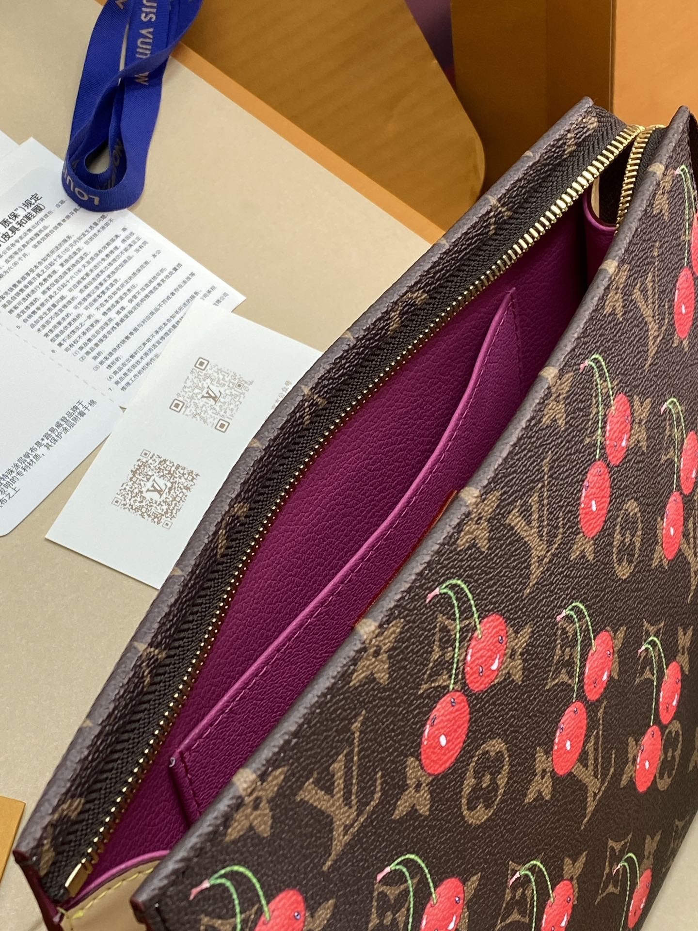 升级版本⚠️M14372 樱桃！芯片版！LV x TM 盥洗袋、本款盥洗袋以经典 Monogram 涂层