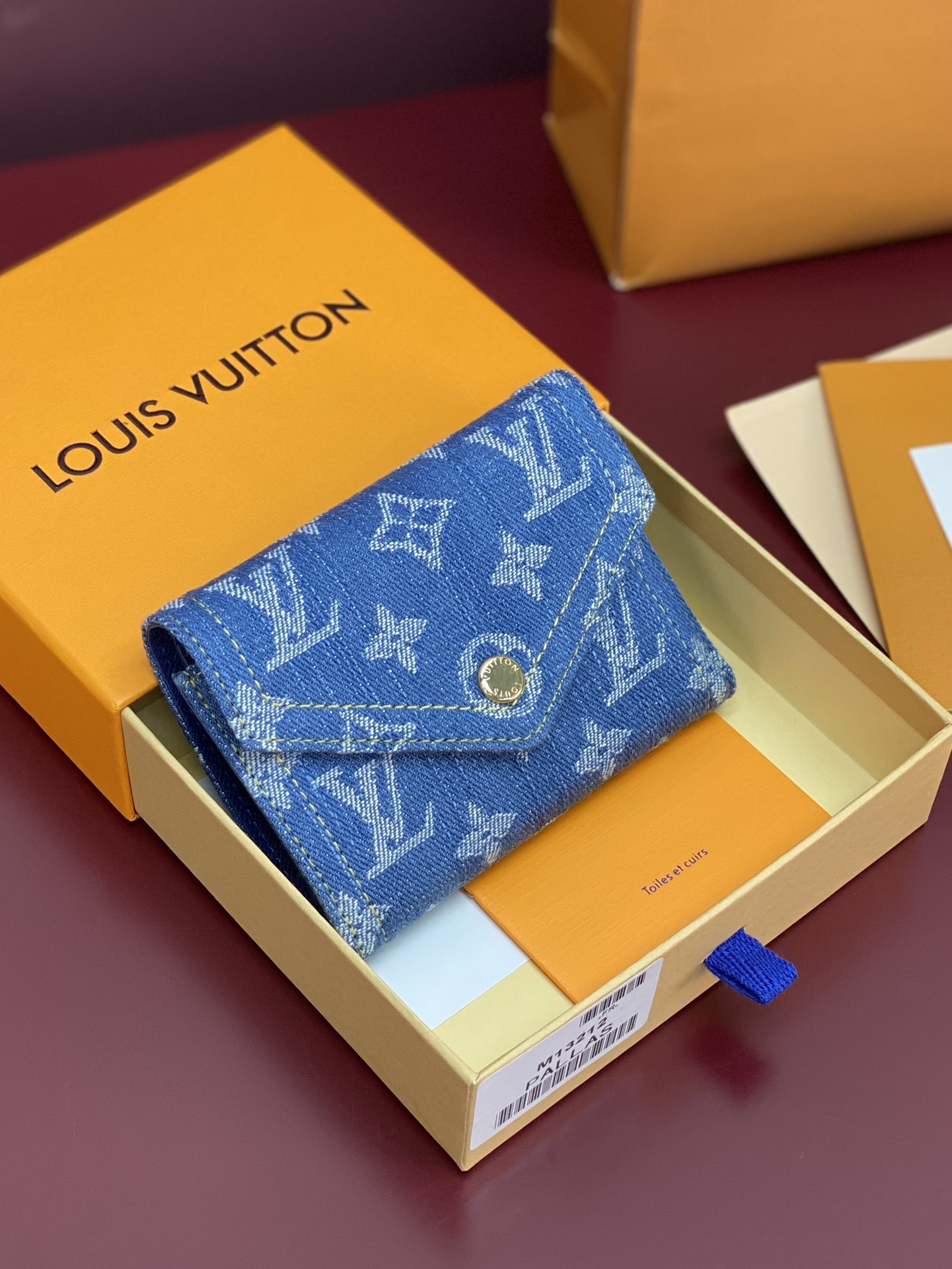 M13212 牛仔!Monogram Denim系列的Victorine錢包以活潑的藍色設計,並採用有機