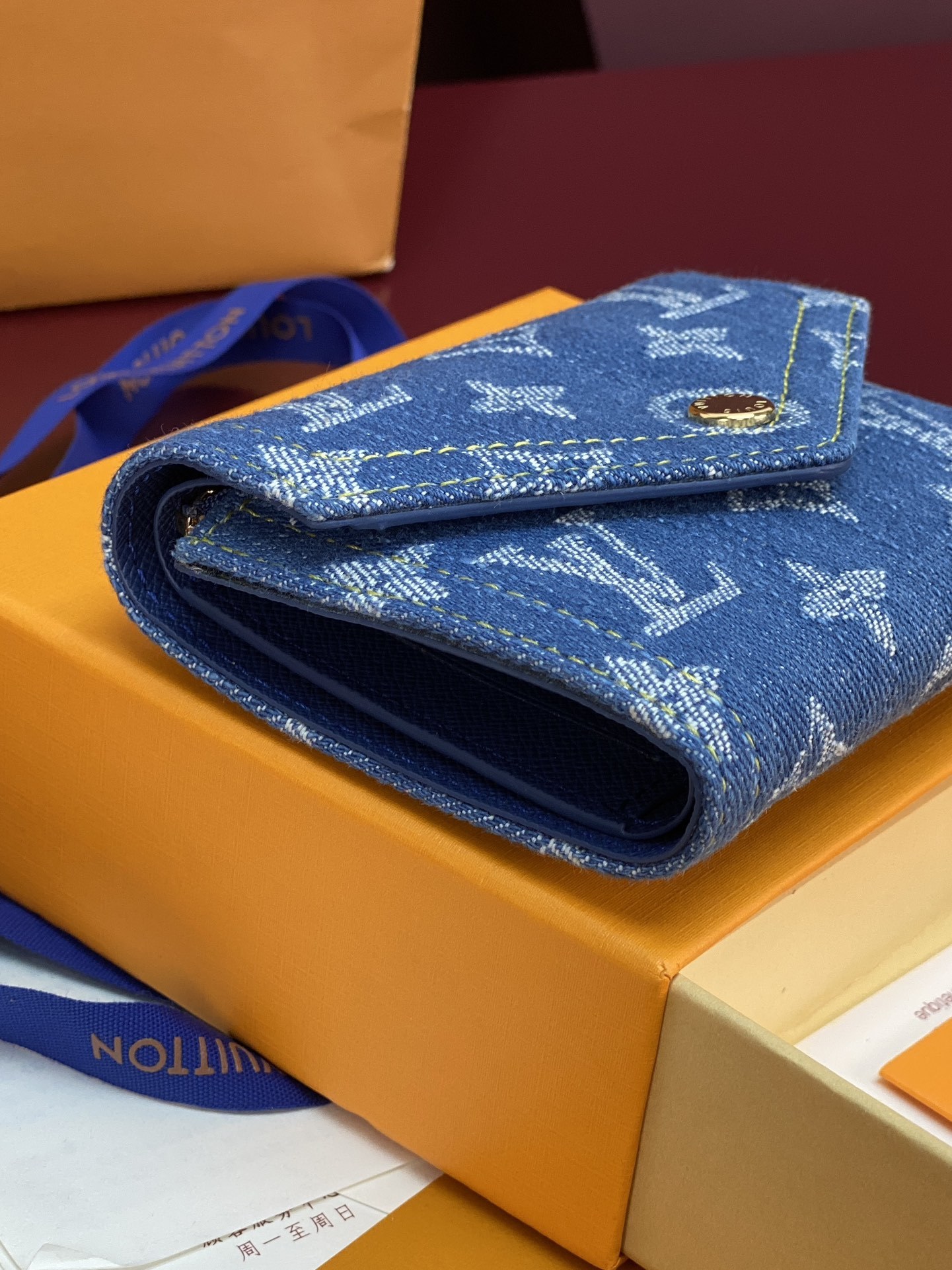 M13212 牛仔!Monogram Denim系列的Victorine錢包以活潑的藍色設計,並採用有機