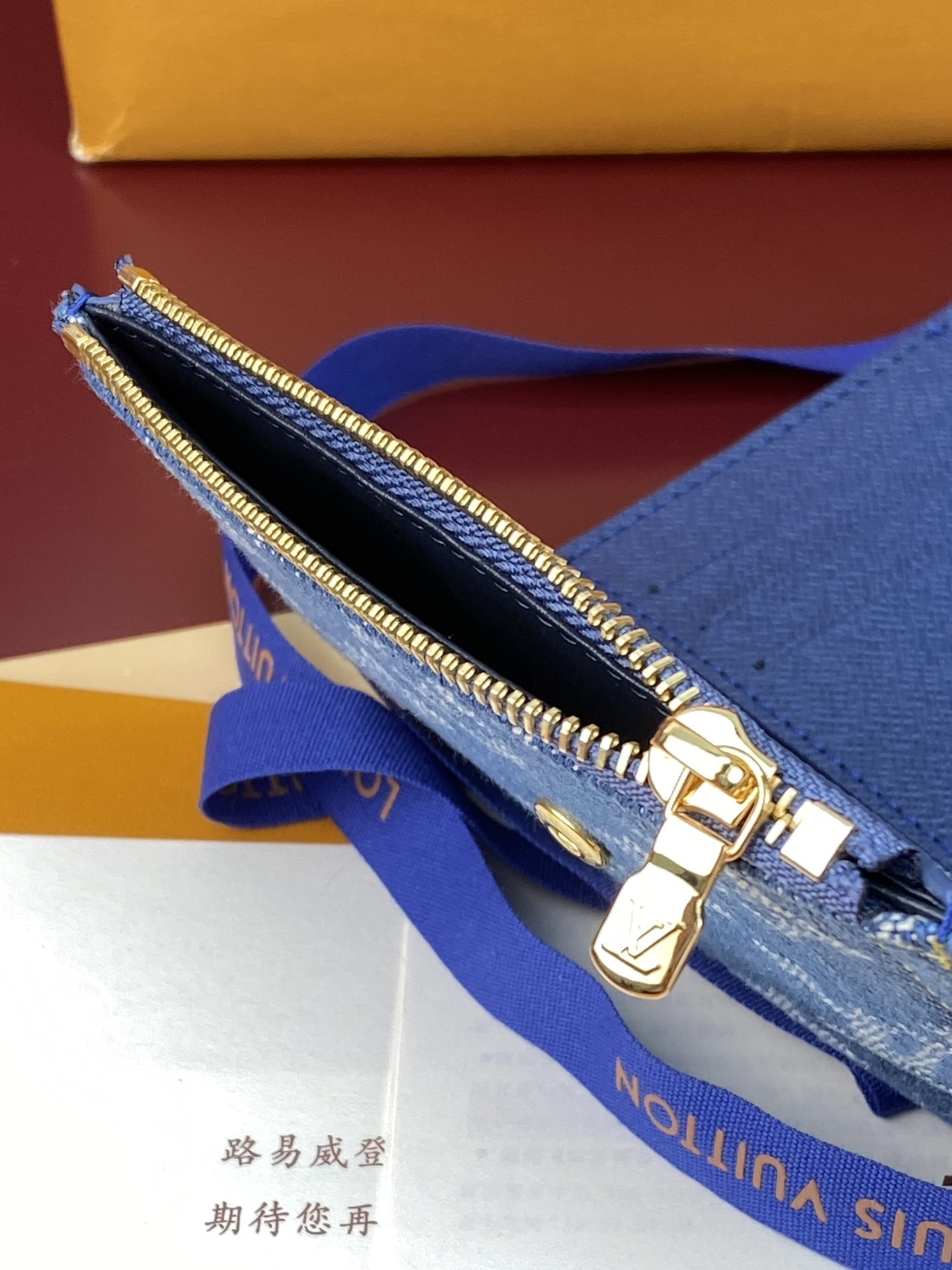 M13212 牛仔!Monogram Denim系列的Victorine錢包以活潑的藍色設計,並採用有機