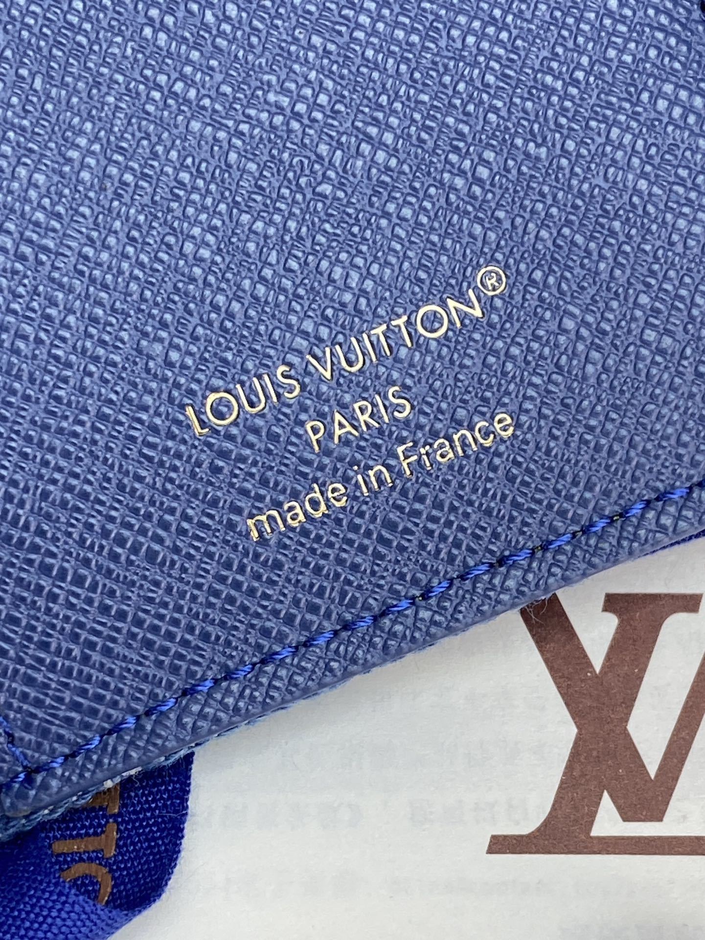 M13212 牛仔!Monogram Denim系列的Victorine錢包以活潑的藍色設計,並採用有機