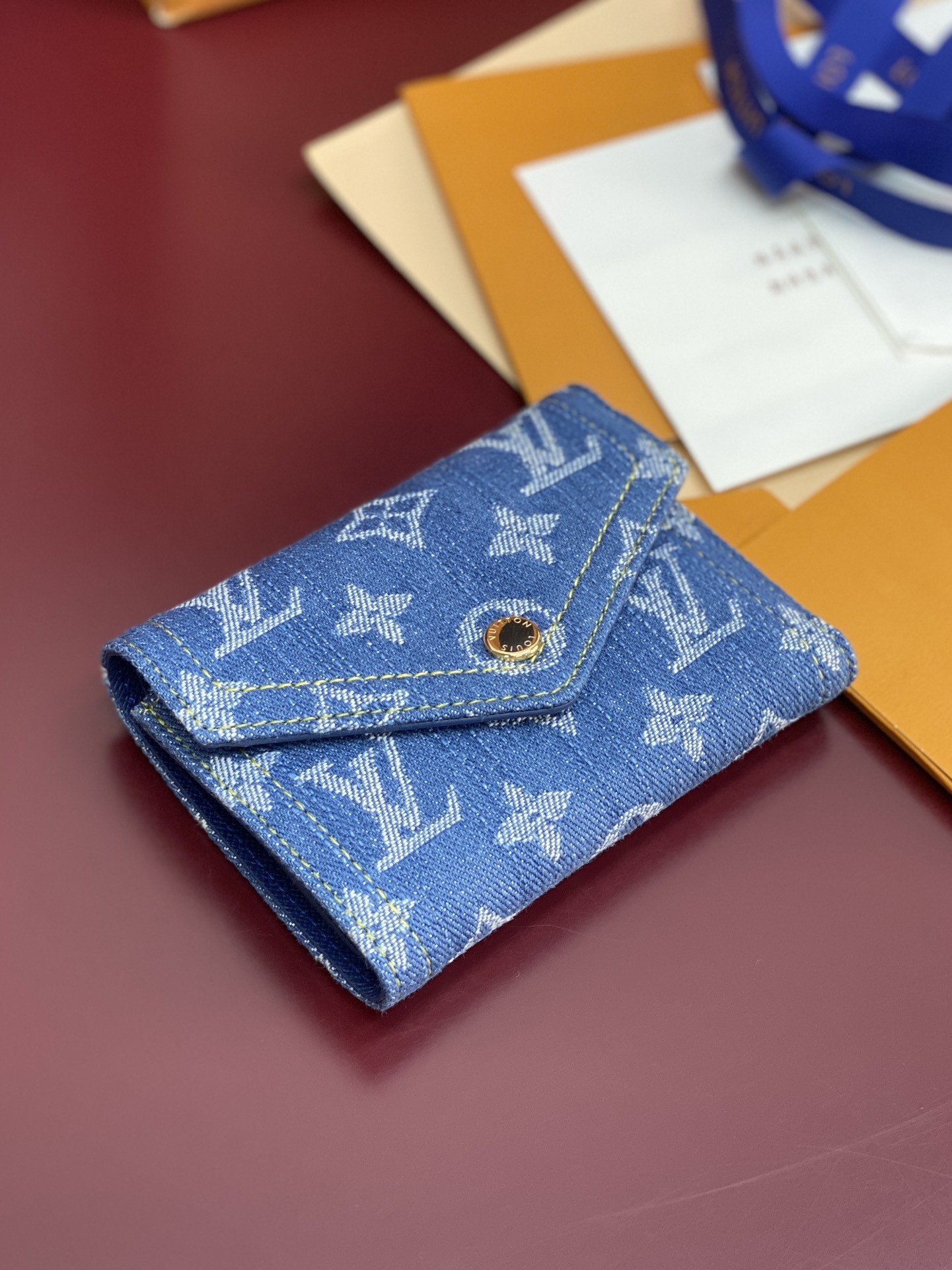 M13212 牛仔!Monogram Denim系列的Victorine錢包以活潑的藍色設計,並採用有機