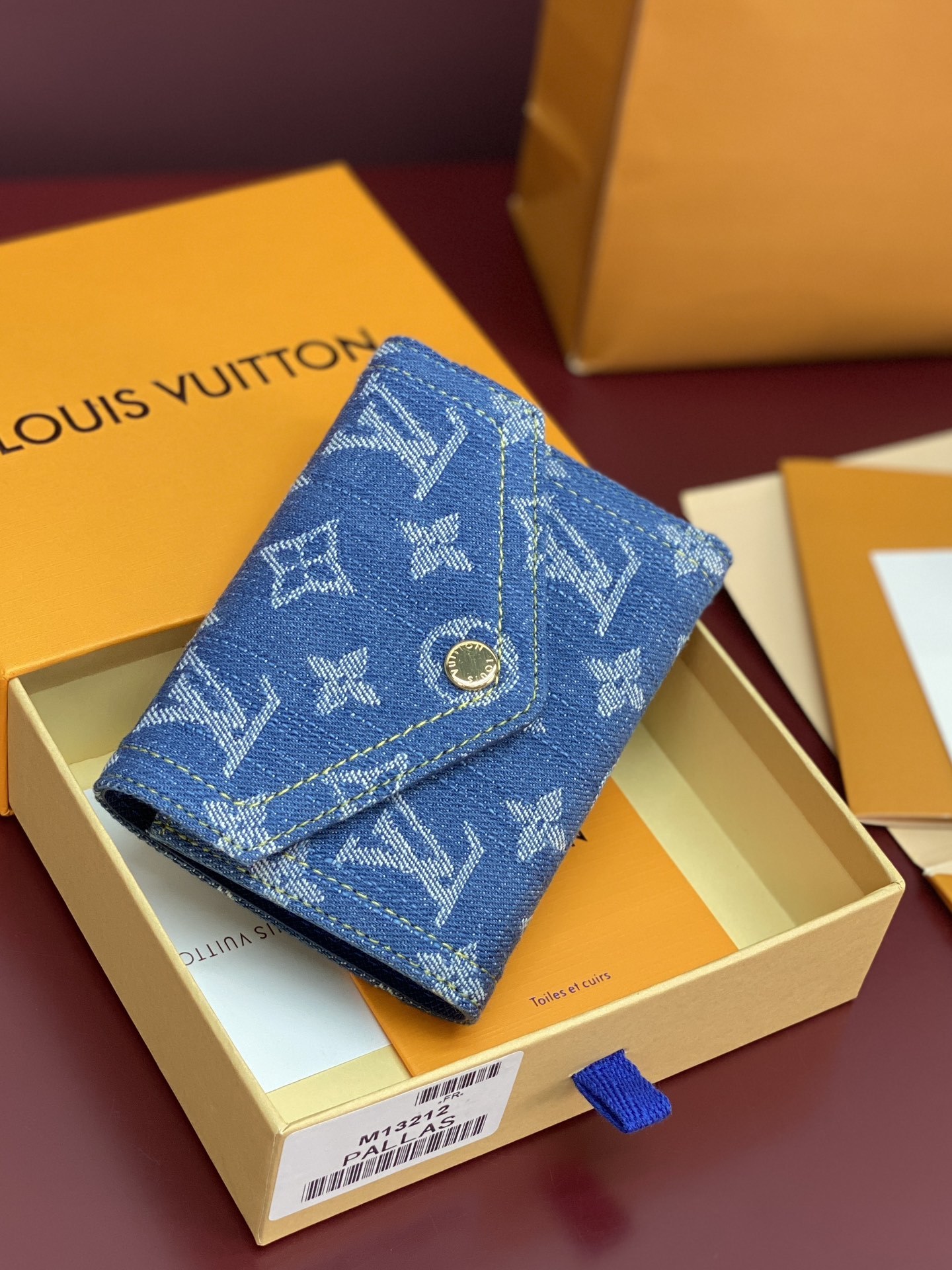 M13212 牛仔!Monogram Denim系列的Victorine錢包以活潑的藍色設計,並採用有機