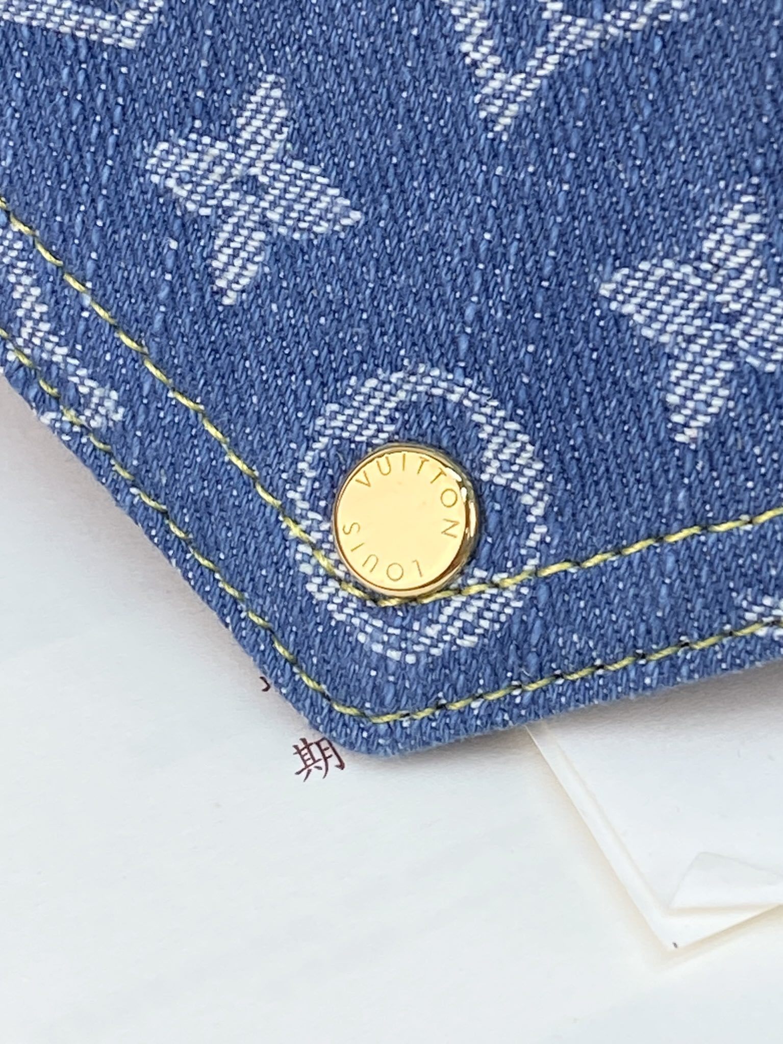 M13212 牛仔!Monogram Denim系列的Victorine錢包以活潑的藍色設計,並採用有機
