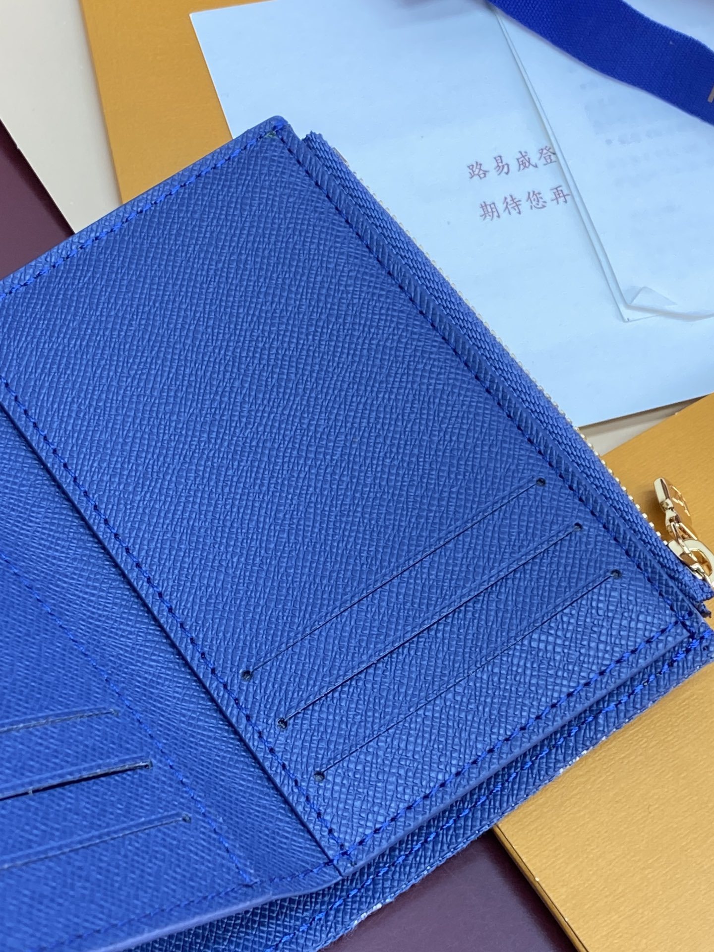 M13212 牛仔!Monogram Denim系列的Victorine錢包以活潑的藍色設計,並採用有機
