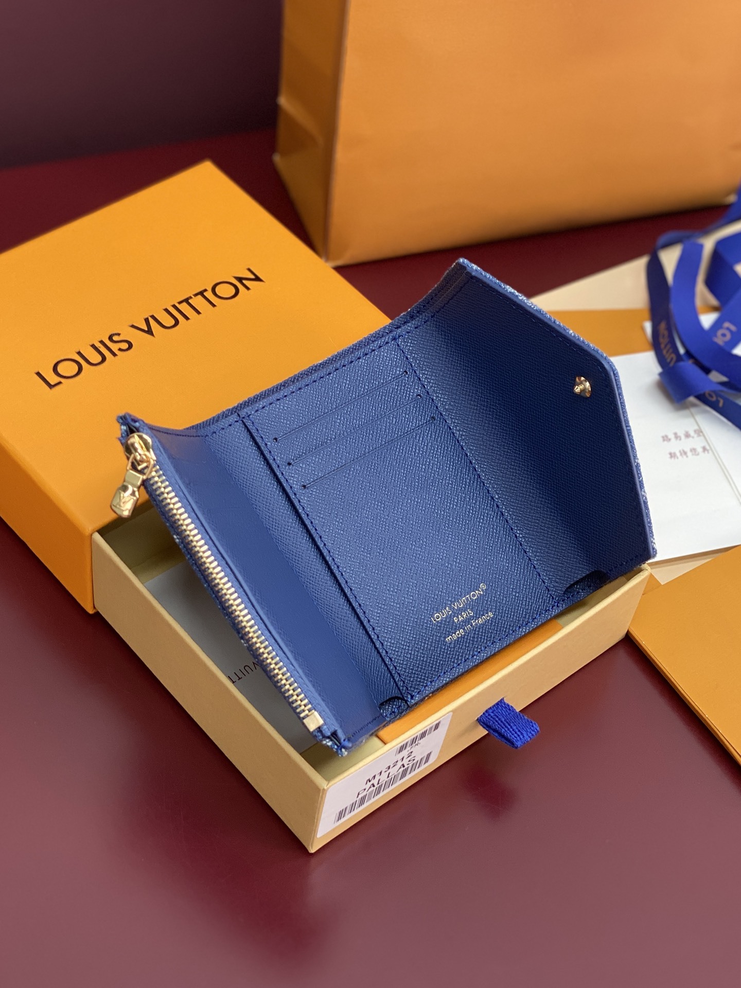 M13212 牛仔!Monogram Denim系列的Victorine錢包以活潑的藍色設計,並採用有機