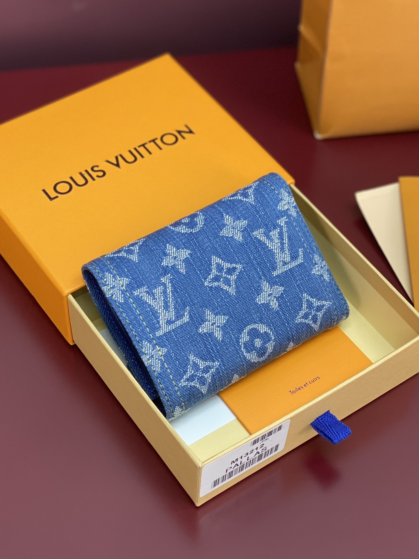 M13212 牛仔!Monogram Denim系列的Victorine錢包以活潑的藍色設計,並採用有機