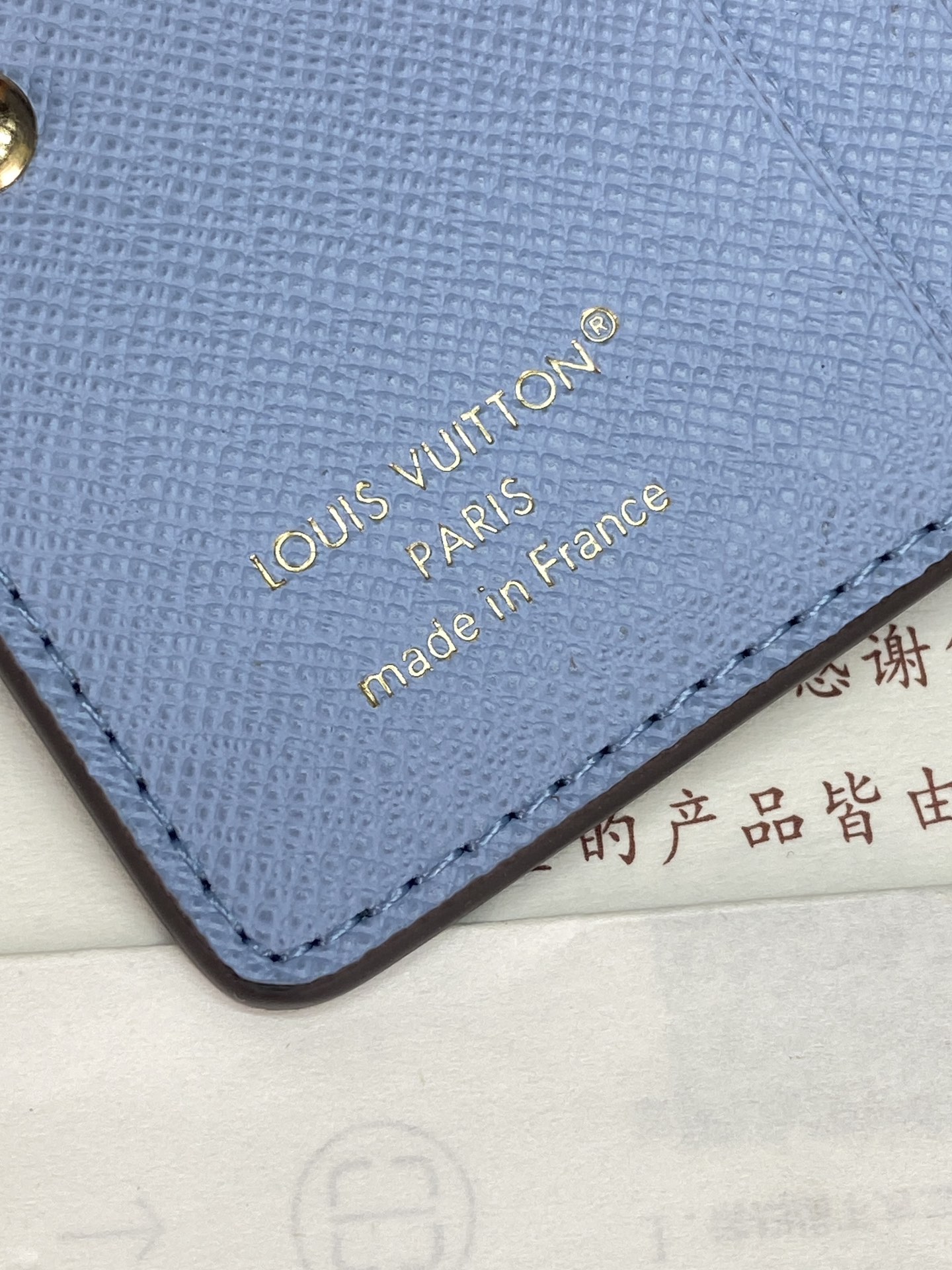 M14628 蓝色！这款小巧的配饰巧妙地融合了经典与时尚。它采用标志性的Monogram帆布材质制成，打