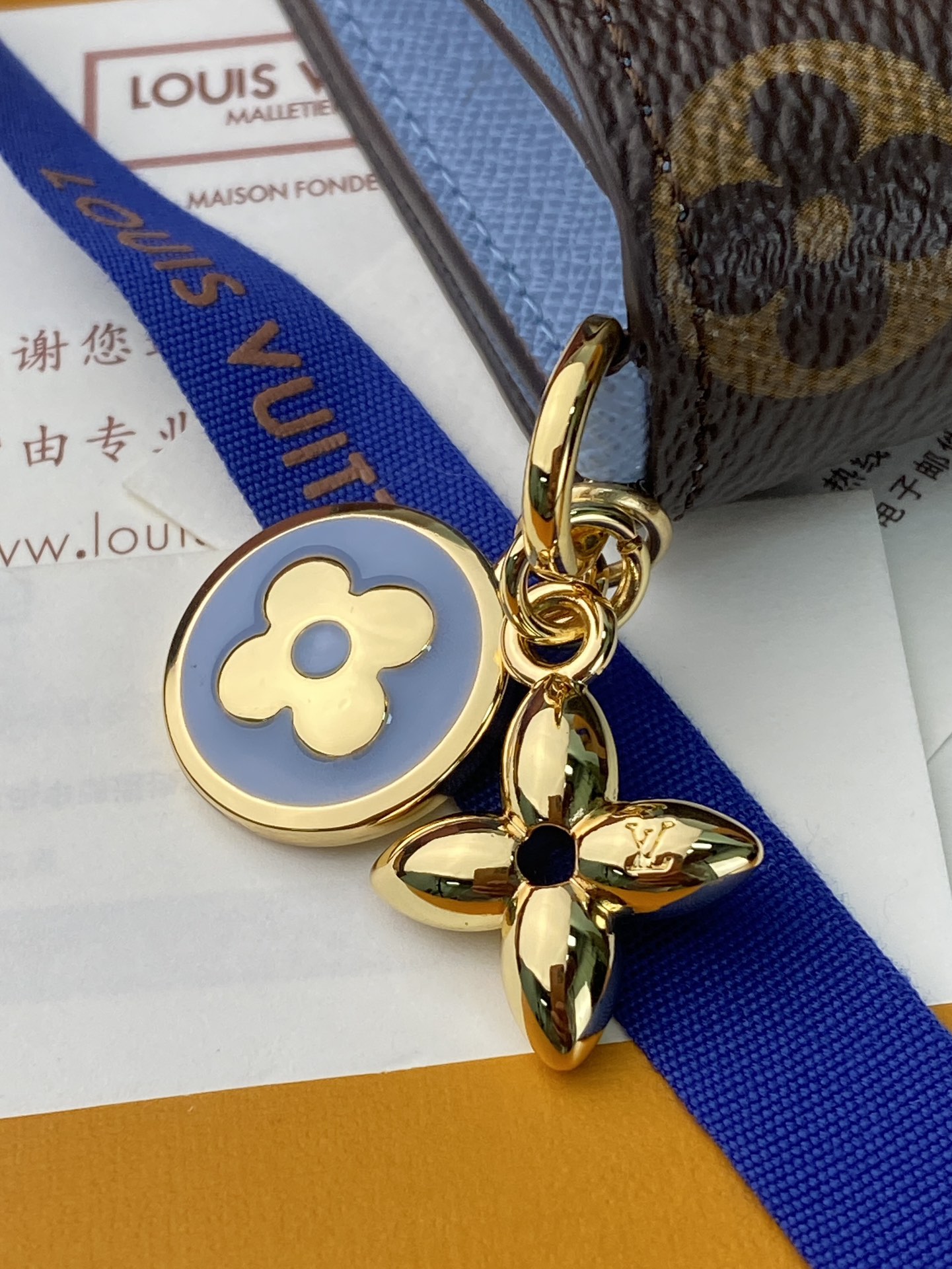 M14628 蓝色！这款小巧的配饰巧妙地融合了经典与时尚。它采用标志性的Monogram帆布材质制成，打