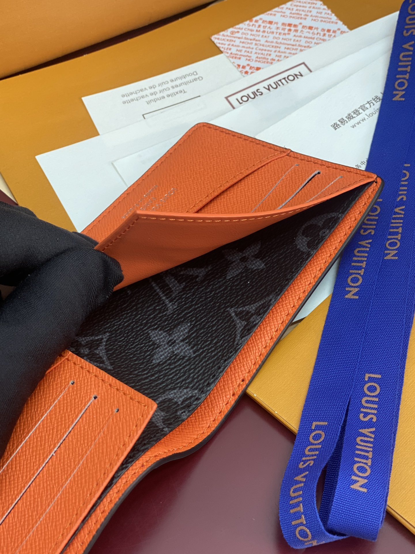 M25849 橙色!MUL TIPLE 此款钱夹Louis Vuitton HHI! 系列设计时尚低调、