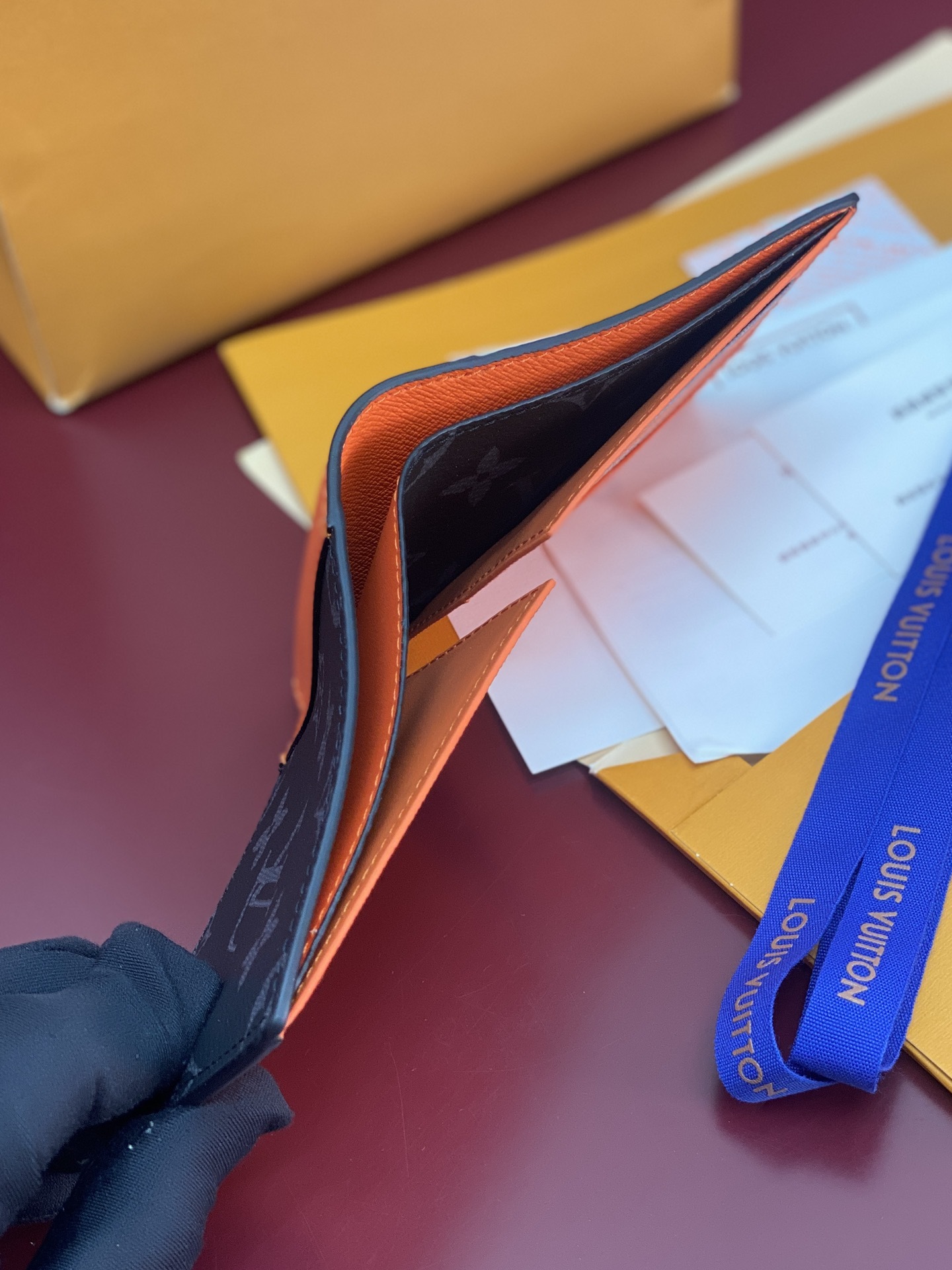 M25849 橙色!MUL TIPLE 此款钱夹Louis Vuitton HHI! 系列设计时尚低调、