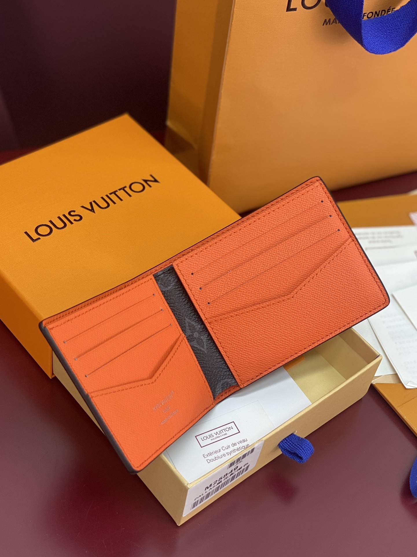 M25849 橙色!MUL TIPLE 此款钱夹Louis Vuitton HHI! 系列设计时尚低调、