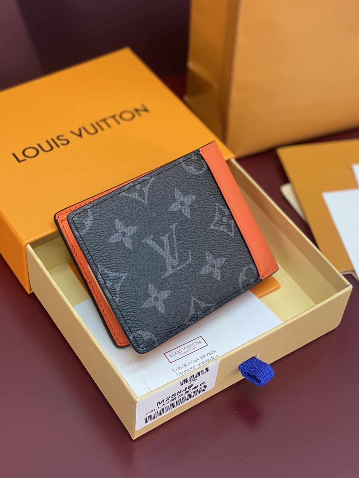 M25849 橙色!MUL TIPLE 此款钱夹Louis Vuitton HHI! 系列设计时尚低调、