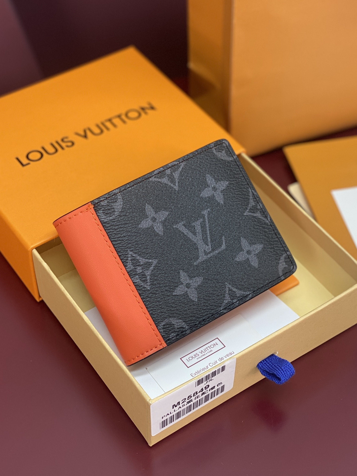 M25849 橙色!MUL TIPLE 此款钱夹Louis Vuitton HHI! 系列设计时尚低调、