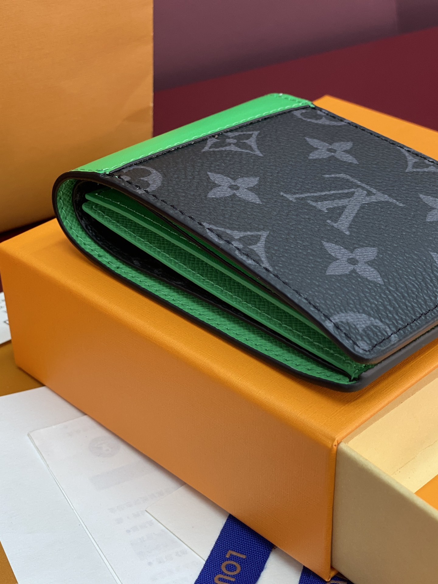 M25849 绿色!MUL TIPLE 此款钱夹Louis Vuitton HHI! 系列设计时尚低调、