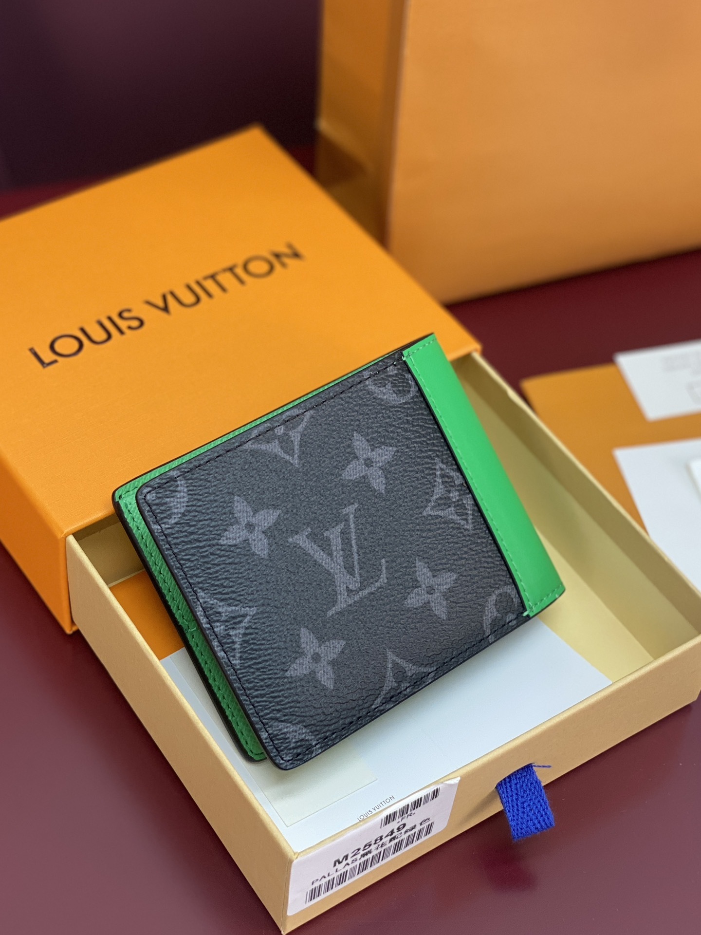 M25849 绿色!MUL TIPLE 此款钱夹Louis Vuitton HHI! 系列设计时尚低调、