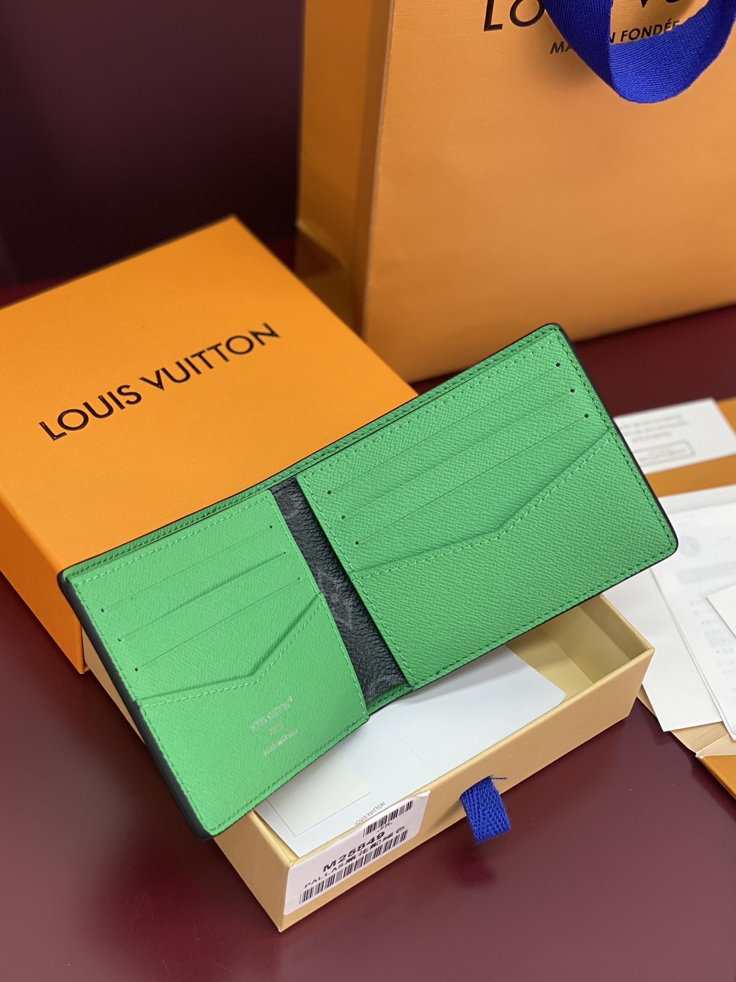 M25849 绿色!MUL TIPLE 此款钱夹Louis Vuitton HHI! 系列设计时尚低调、