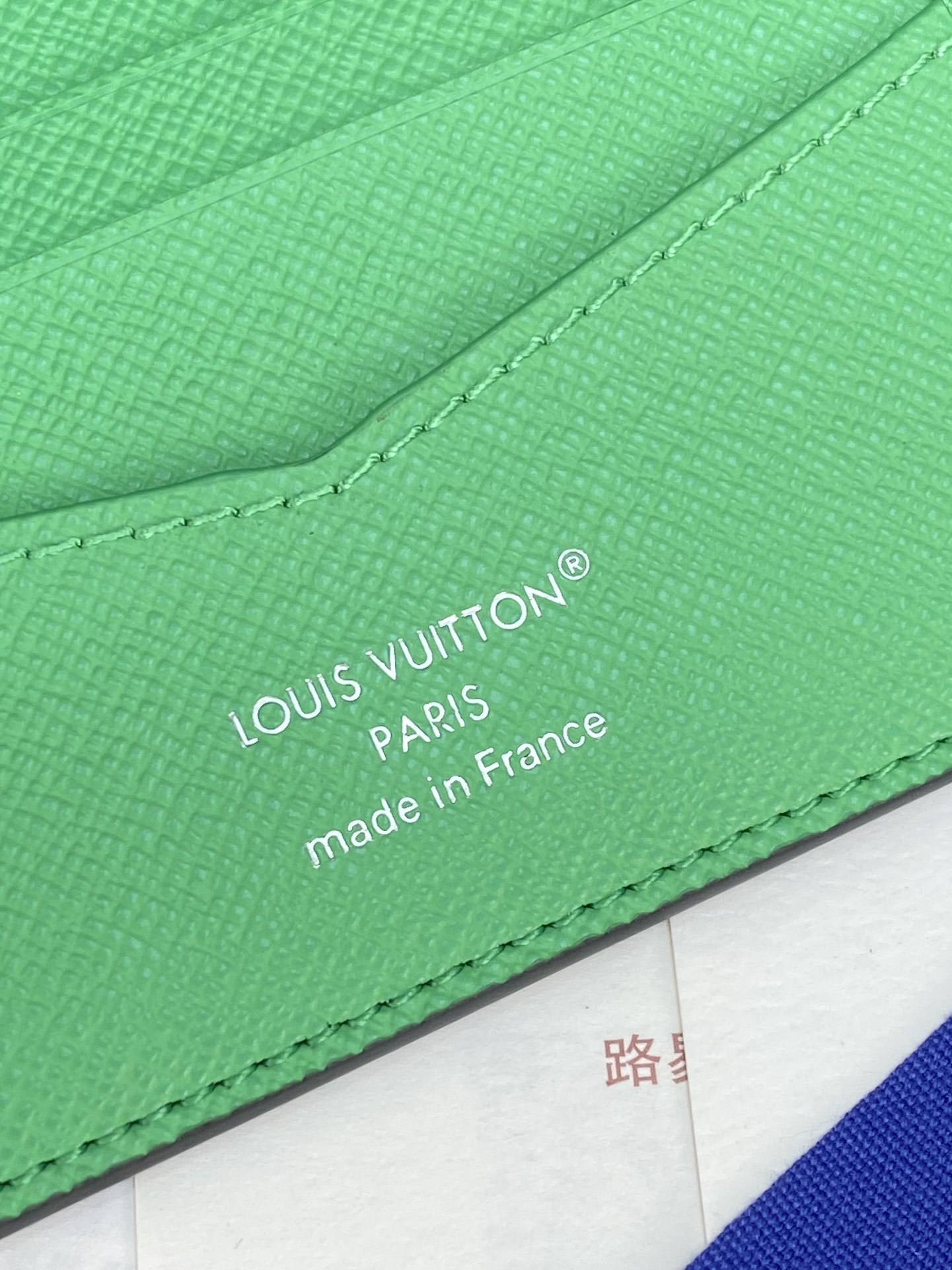 M25849 绿色!MUL TIPLE 此款钱夹Louis Vuitton HHI! 系列设计时尚低调、