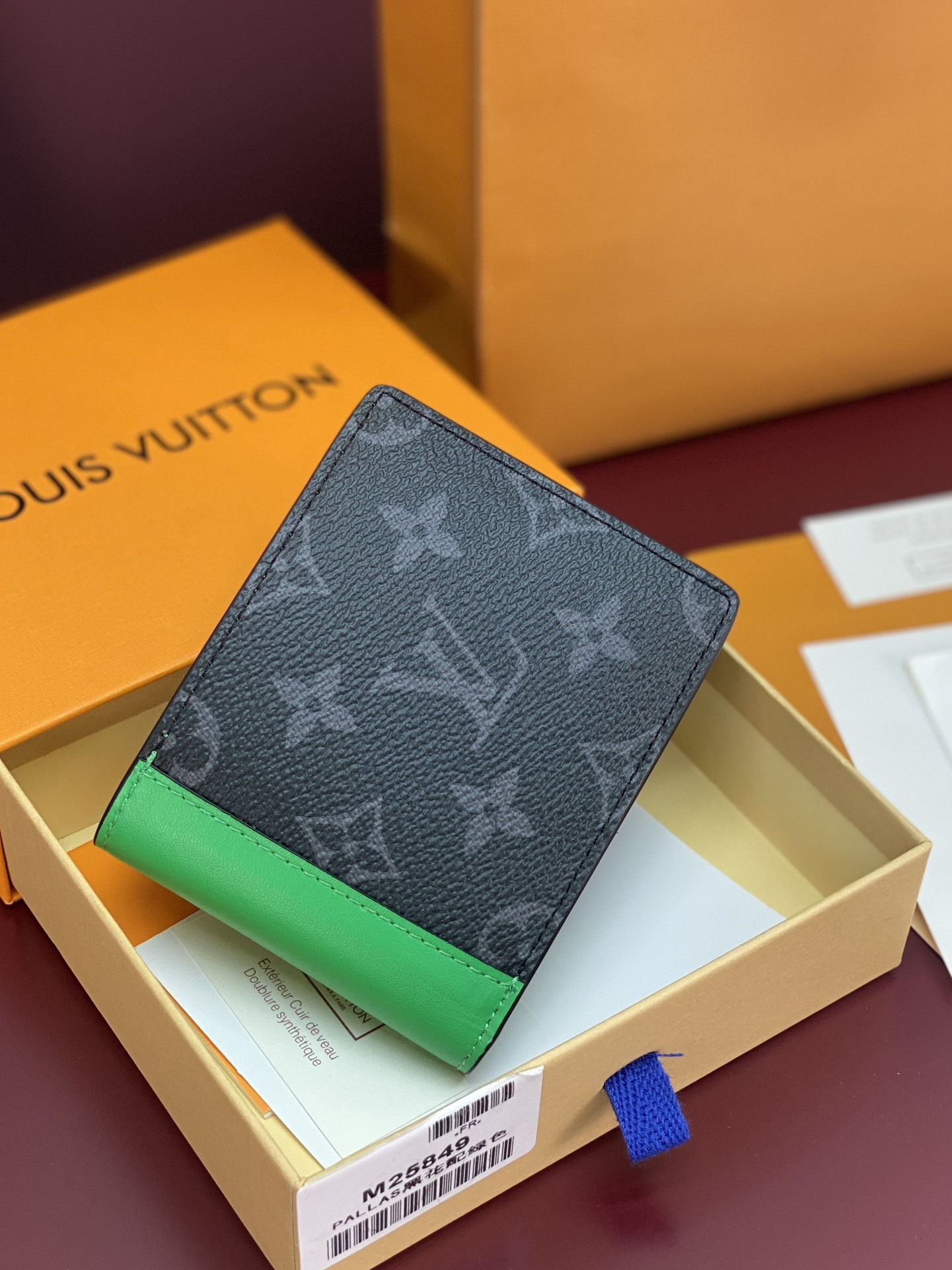 M25849 绿色!MUL TIPLE 此款钱夹Louis Vuitton HHI! 系列设计时尚低调、