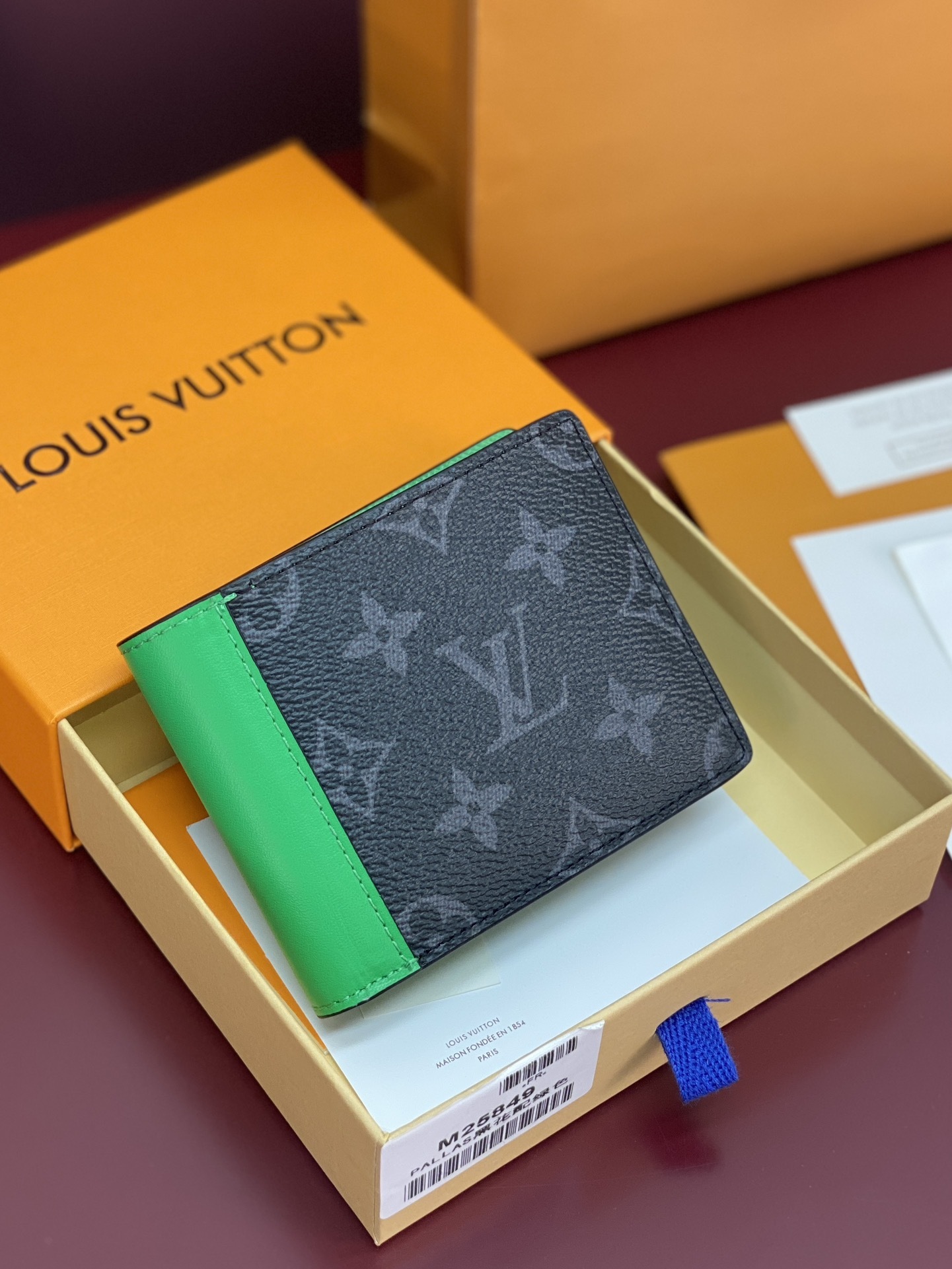 M25849 绿色!MUL TIPLE 此款钱夹Louis Vuitton HHI! 系列设计时尚低调、