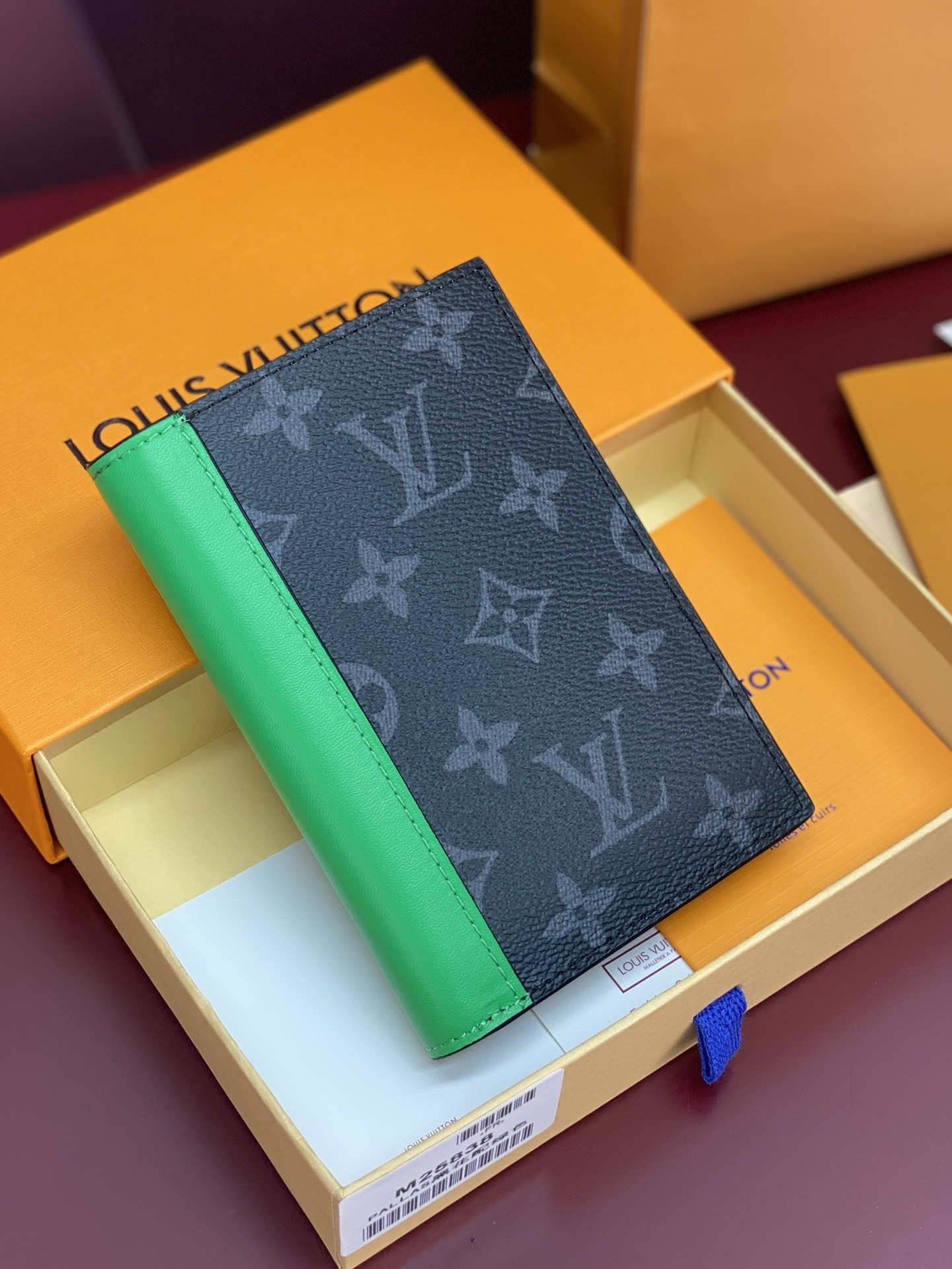 M25838 绿色!护照套、本款护照套为 Monogram Eclipse 涂层帆布搭配明丽皮革饰边,缓