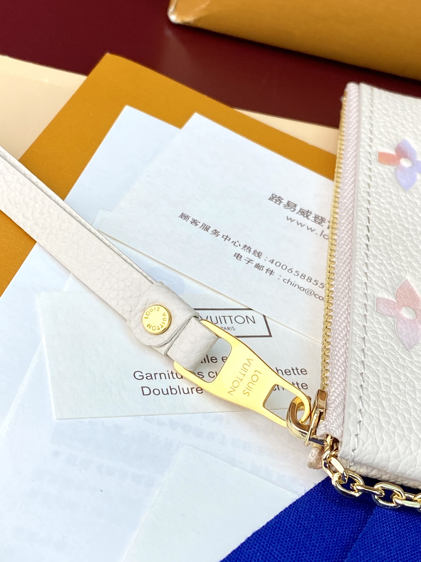 M25597 芯片版!這款鑰匙零錢包於今季以Dream配色重新演繹其雋永設計及優雅品味。零錢包以標誌性的