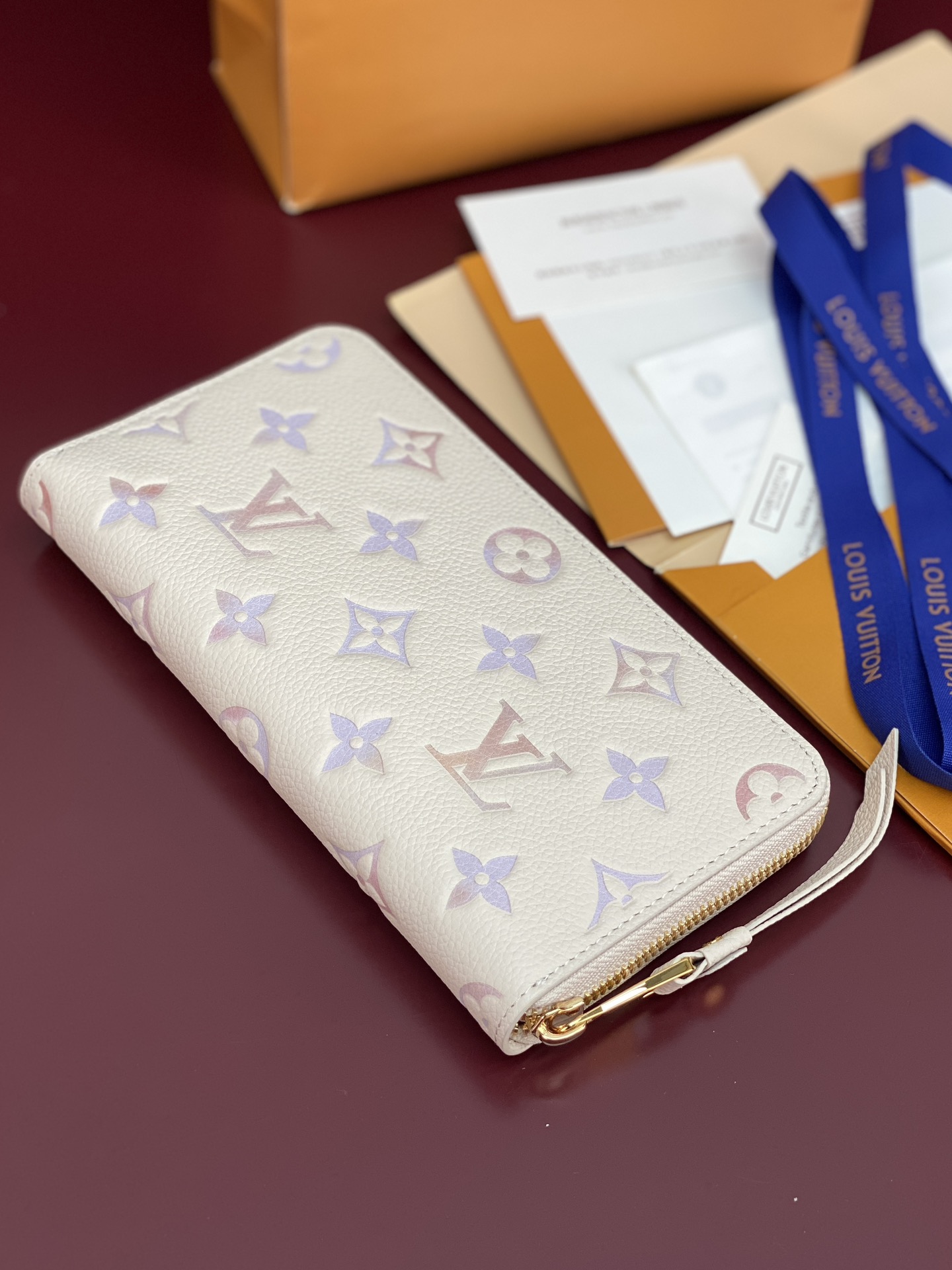 M25594 芯片版！這款拉鏈錢包以雙色Monogram Empreinte皮革製造，Monogram圖