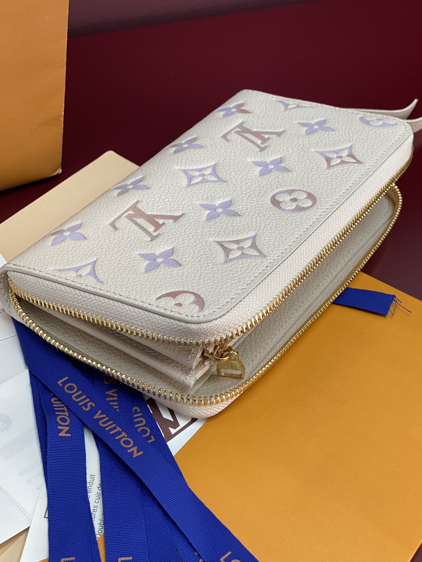 M25594 芯片版！這款拉鏈錢包以雙色Monogram Empreinte皮革製造，Monogram圖
