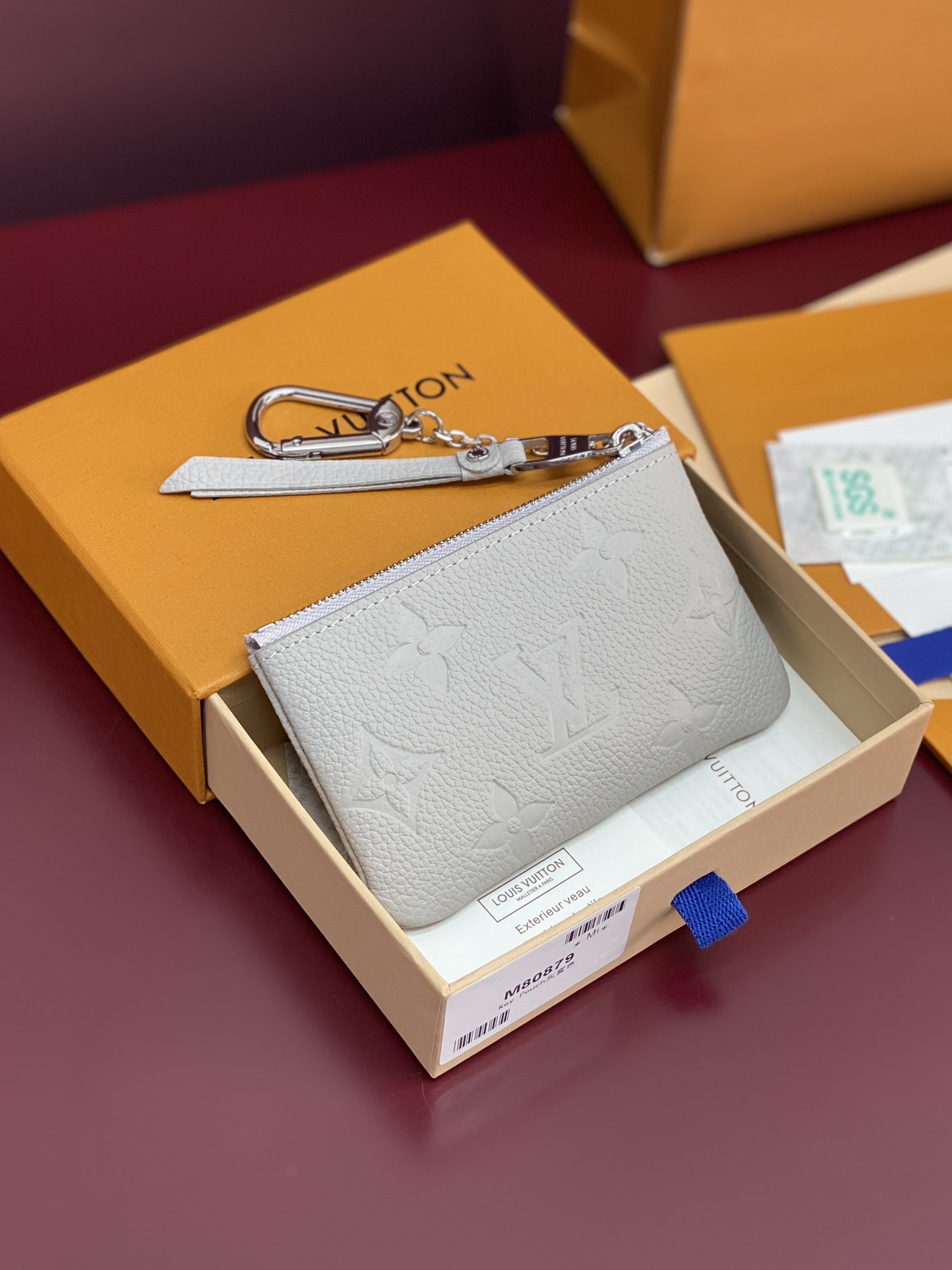 NO:673110,M80879 gray fog color!  Changing code chip!  This key case is made of Monogram Empreinte leather embossed with the classic Monogram pattern, which combines practical functions with elegant style. The zipper securely protects cash and cards, and the hook buckle and chain are easy to fix to the handbag or belt. Detailed features: 12 x 7 x 1.5 cm (length x height x width)., LV wallet, louis vuitton, wallets19860909M80879 灰雾色！变码芯片！本款钥匙包为 Monogram Empreinte 皮革压印经典 Monogram 图案,以优雅格调凝聚实用功能.拉链稳妥保护现金和卡片,钩扣和链条方便固定于手袋或腰带.详细特征12 x 7 x 1.5 厘米 (长度 x 高 x 宽).,LV钱包,louis vuitton,wallets,欧美剧