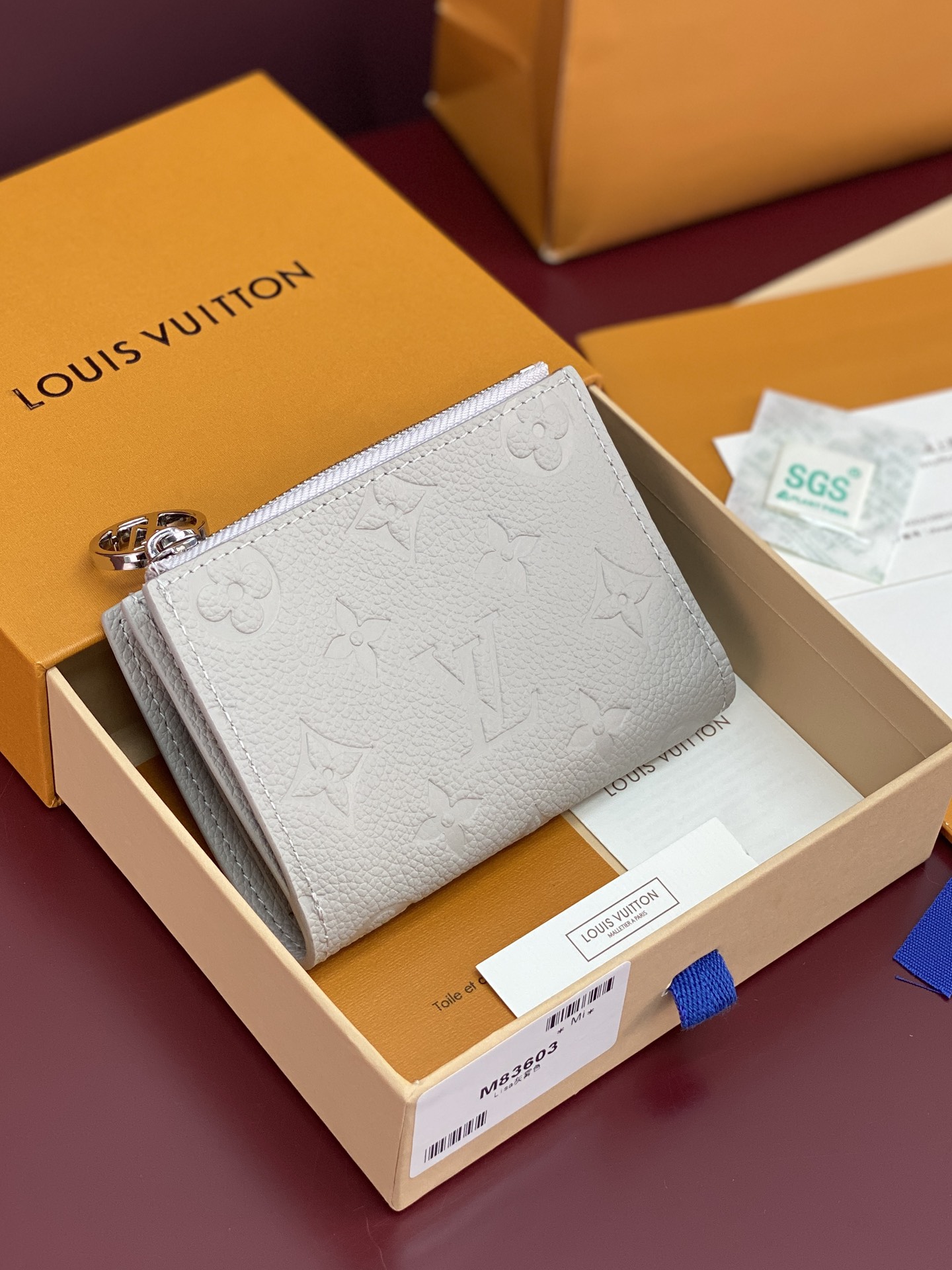 NO:673115,M83603 gray fog color!  Changing code chip!  Made of top layer cowhide!  Portefeuil Lisa compact wallet, made of Monogram canvas. It has a laminated coin pocket with a handle. It is also attractive in size suitable for small bags and clutches. It has a bill compartment on the inside. 2 flat pockets. 4 card slots. size9×11.5×1.5cm., LV wallet, louis vuitton, wallets, handbag, cowhide19860909M83603 灰雾色！变码芯片！采用头层牛皮制作！Portefeuil Lisa 紧凑型钱夹、用Monogram帆布制作 带有拉手的带夹层的硬币口袋的 适合小包和手拿包的尺寸也很有魅力 内侧设有纸币隔间 2个平板口袋 4个卡槽 size9×11.5×1.5cm.,LV钱包,louis vuitton,wallets,handbag,cowhide,欧美剧