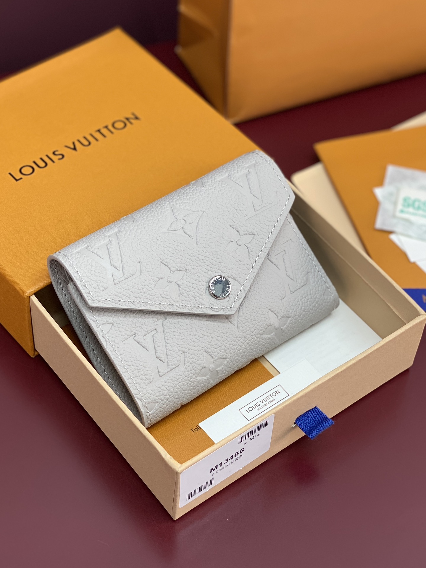 NO:673117,M13466 gray fog color!  Changing code chip!  The Victorine Wallet is made of soft Monogram Empreinte leather embossed with the classic Monogram pattern, revealing the elegant style of an envelope-like structure. It is versatile, and a variety of practical elements are revealed when the wallet is opened, including a card compartment, a banknote pocket and a side zippered coin compartment. The compact body exudes femininity. 12 x 9.5 x 2.5 cm (length x height x width)., LV wallet, louis vuitton, wallets19860909M13466 灰雾色！变码芯片！Victorine 钱夹为柔软的 Monogram Empreinte 皮革压印经典 Monogram 图案,展露信封式结构的雅致格调.功能多样,轻启钱夹即现多种实用元素,包括卡片夹层、钞票袋和侧边拉链零钱隔层.小巧包身散发柔美气质.12 x 9.5 x 2.5 厘米(长度 x 高 x 宽).,LV钱包,louis vuitton,wallets,欧美剧