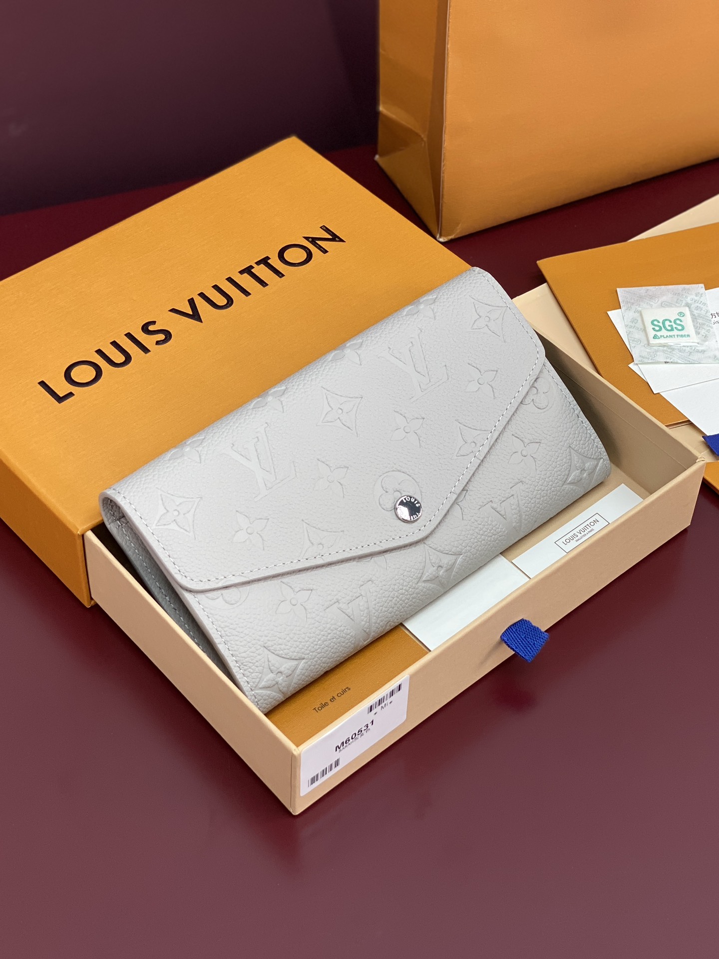 NO:673120,M60531 gray fog color!  Changing code chip!  This Sarah wallet is made of Monogram Empreinte leather embossed with the classic Monogram pattern, with an envelope-style flap opening for credit cards and a zippered coin pocket. Detailed features: 19 x 10.5 x 2 cm (length x height x width)., LV wallet, louis vuitton, wallets19860909M60531 灰雾色！变码芯片！本款 Sarah 钱夹为 Monogram Empreinte 皮革压印经典 Monogram 图案,以信封式翻盖开启信用卡卡片夹层和拉链零钱袋. 详细特征19 x 10.5 x 2厘米(长度 x 高 x 宽).,LV钱包,louis vuitton,wallets,欧美剧